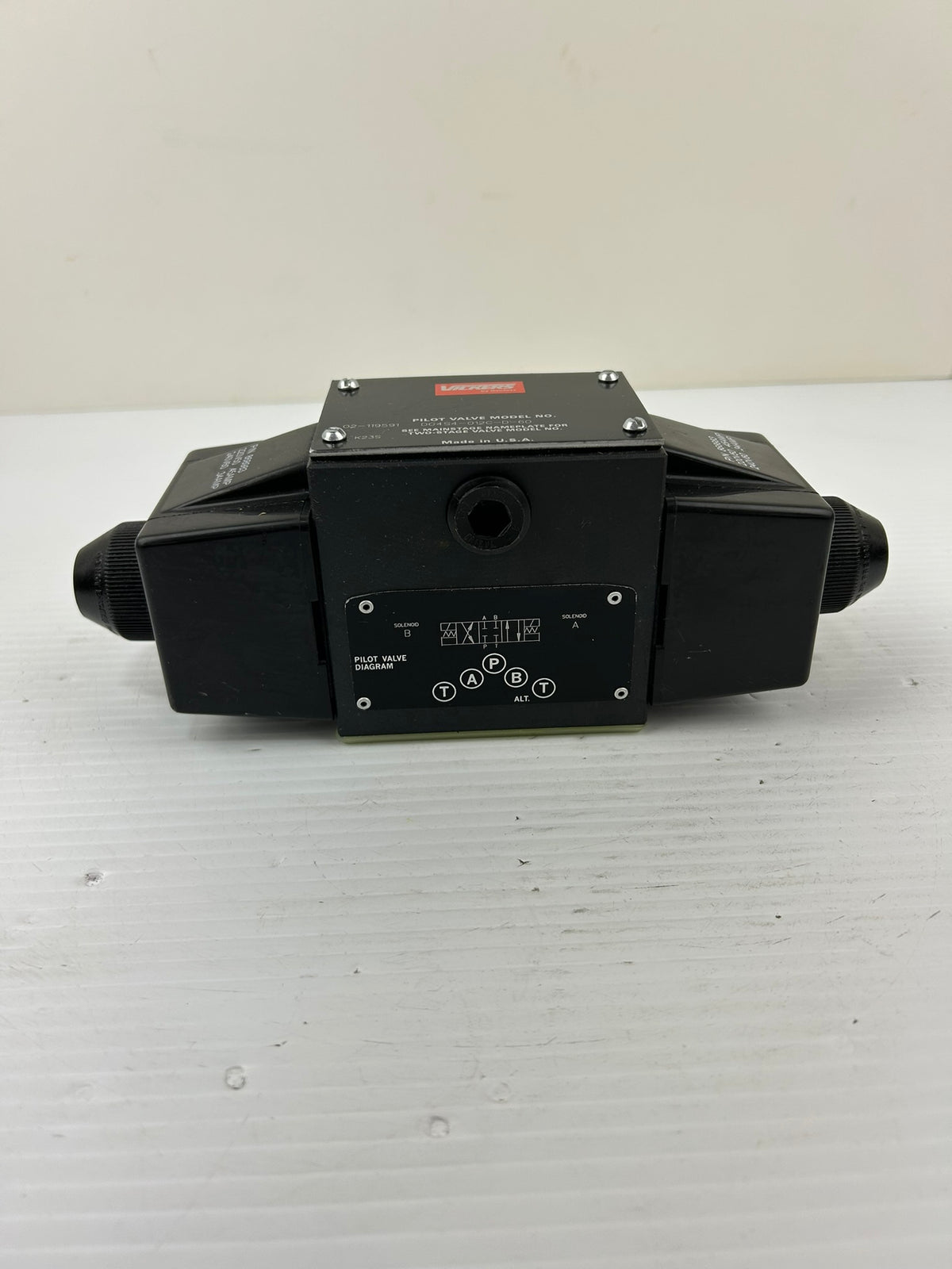 Vickers DG4S4-012C-D-60 Hydraulic Pilot Valve 02-119591 Danfoss