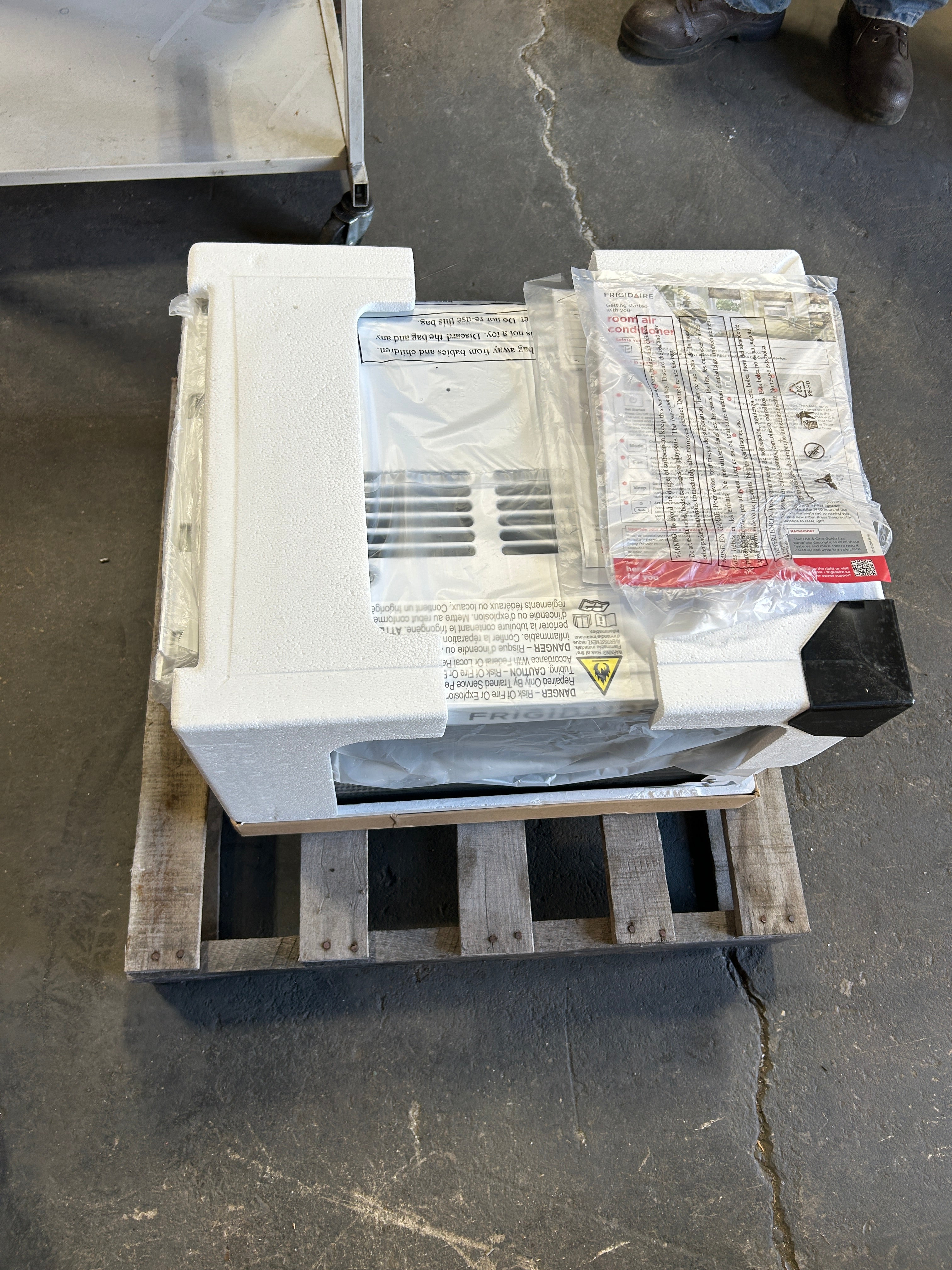 Frigidaire Window Room Air Conditioner 350 Sq. Ft. 8000BTU 115V White FHWC083TB1