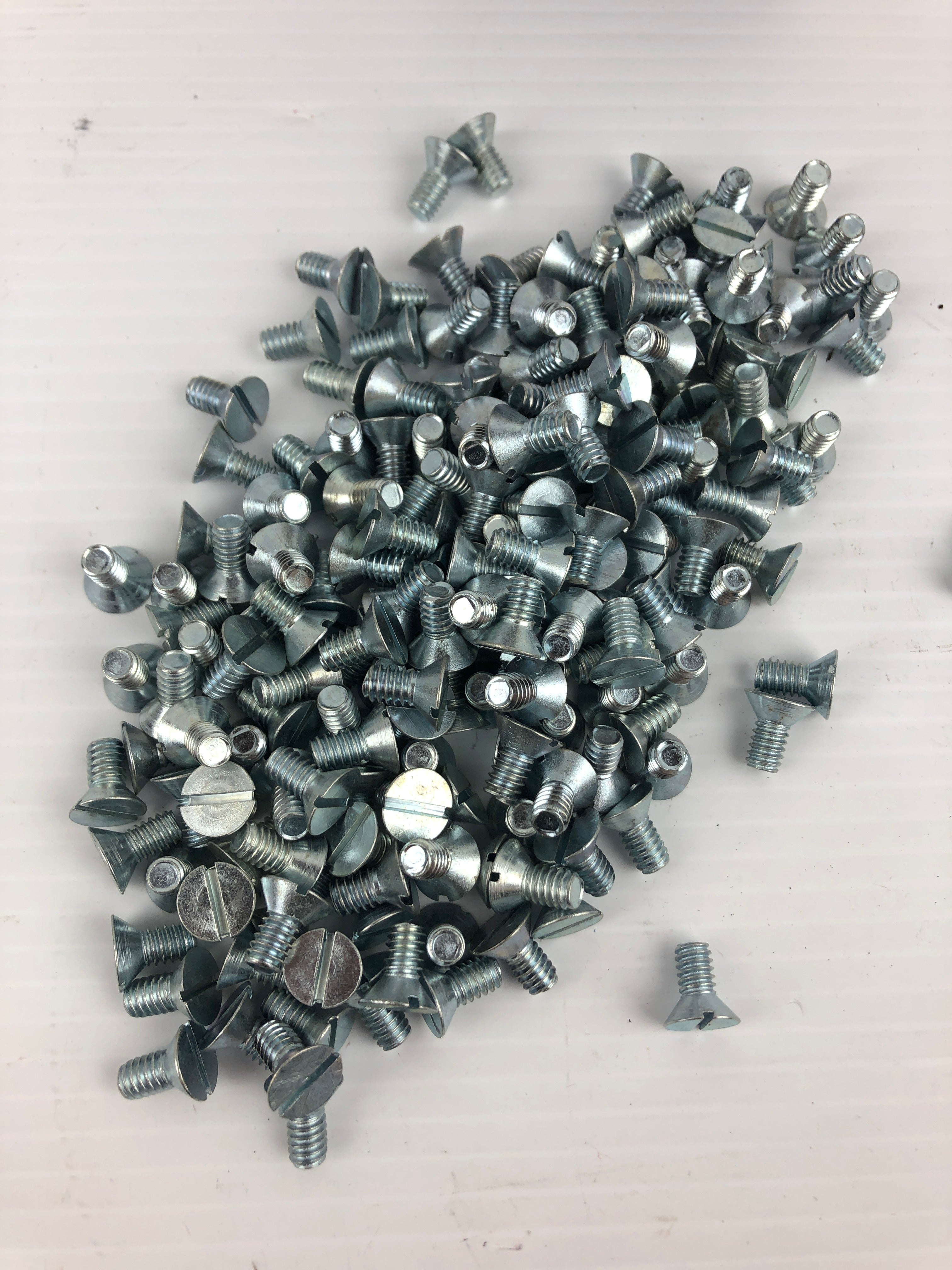 The House Of A Million Screws 1/4-20 x 1/2" Flat Head M/8 Zinc - Lot of 193