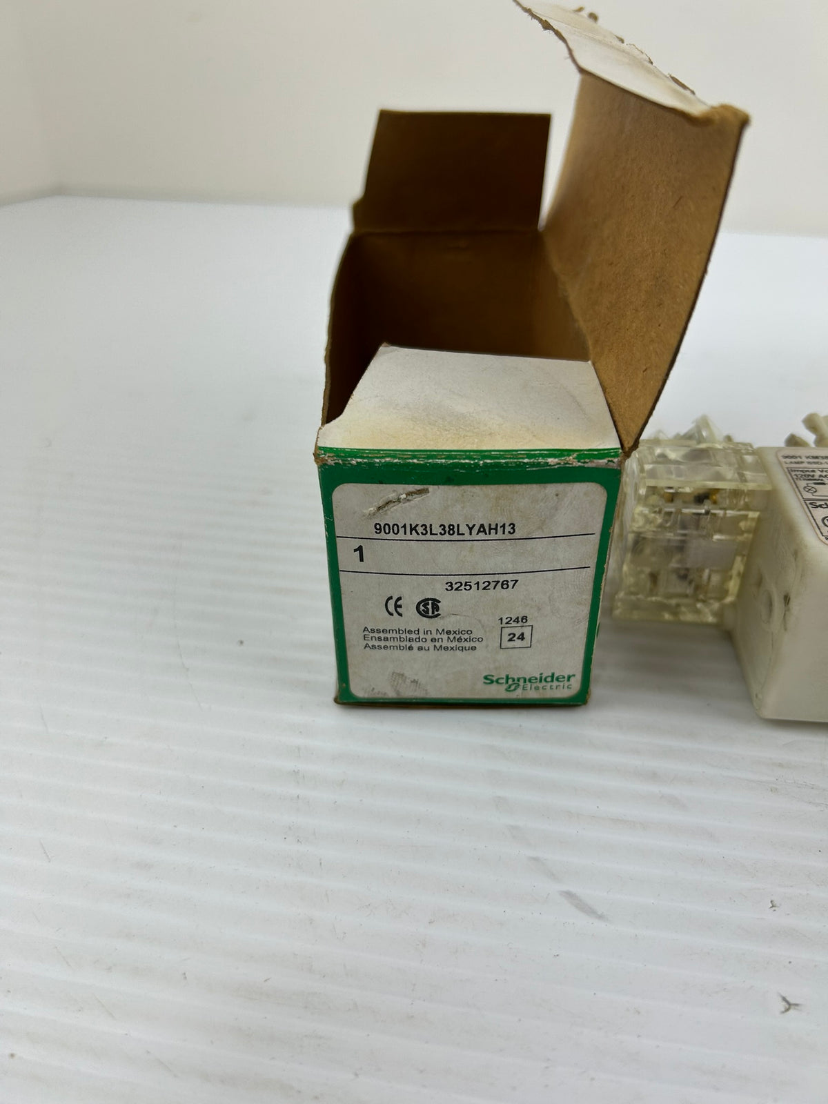 Schneider Electric 9001K3L38LYAH13 Illuminated Momentary Push Button Amber
