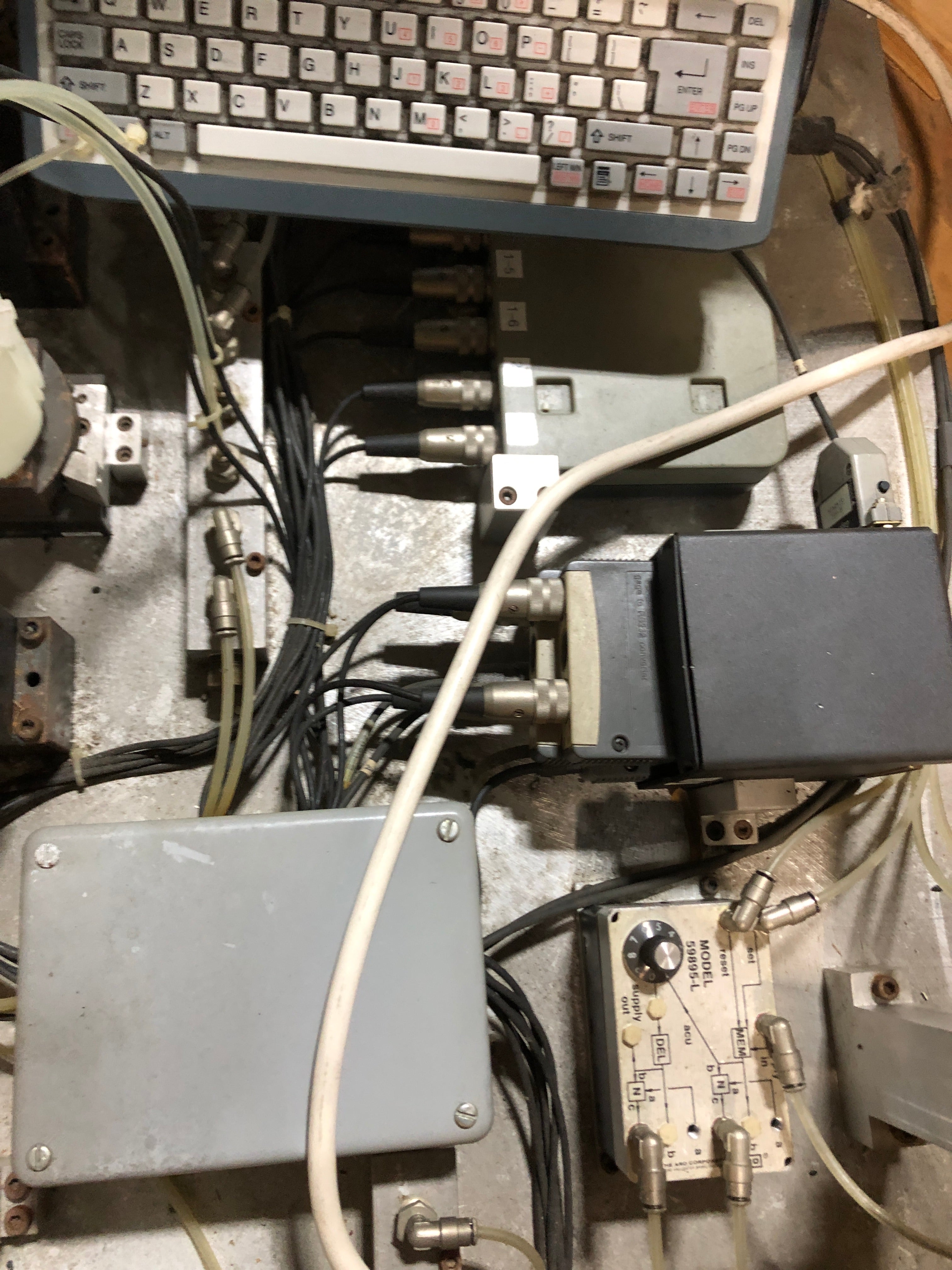 General Electric 64628 Agitator Gage 175D2846 with Monitor and Keyboard