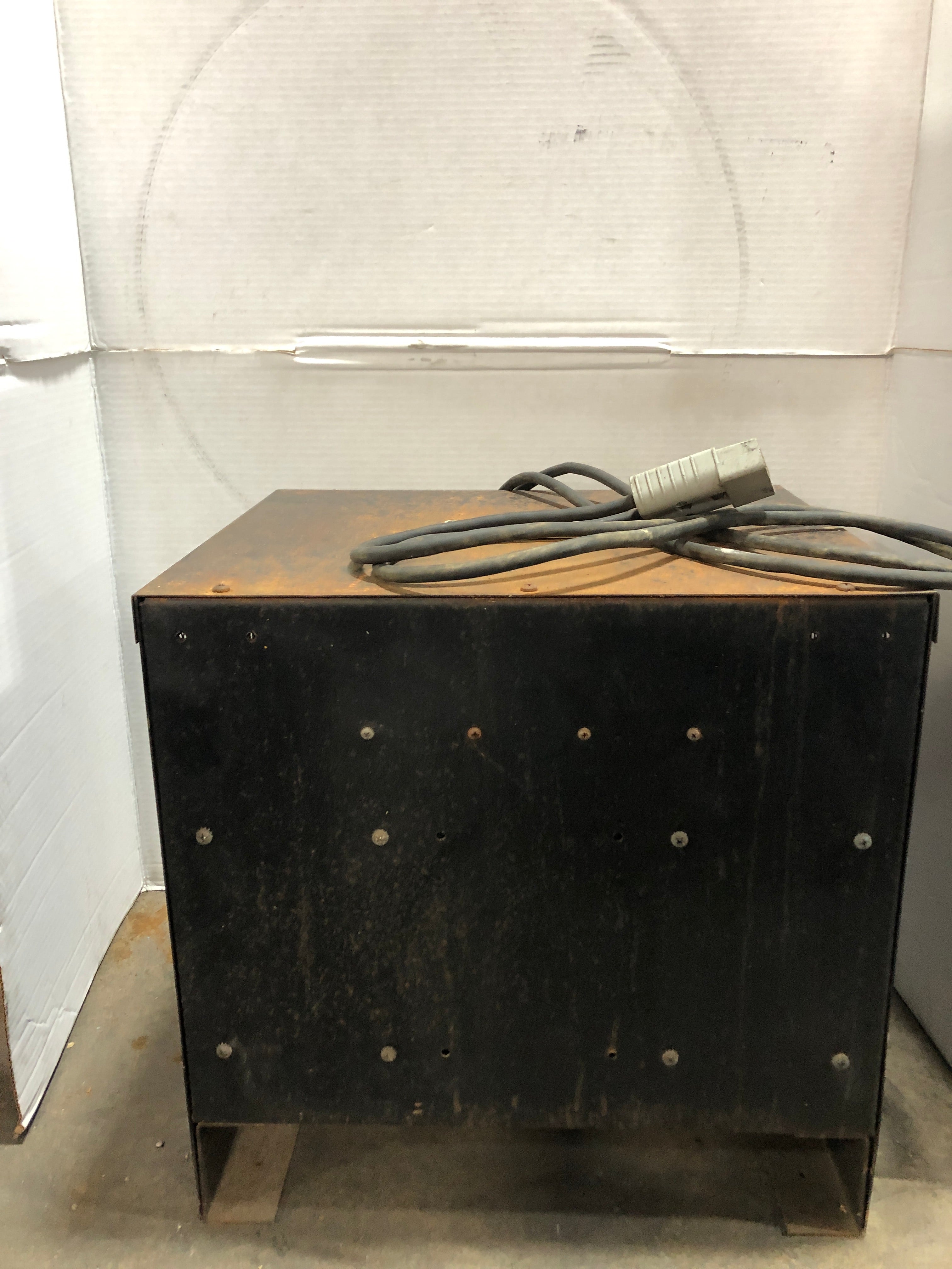 KW Battery Company 12-515F1B Battery Charger Type: LA 60Hz 1PH