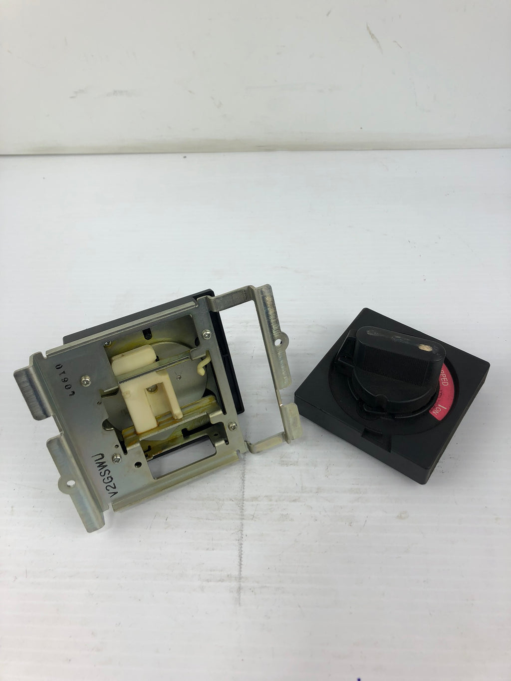 Mitsubishi V2GSWU Circuit Breaker On Off Switch – Metal Logics, Inc.