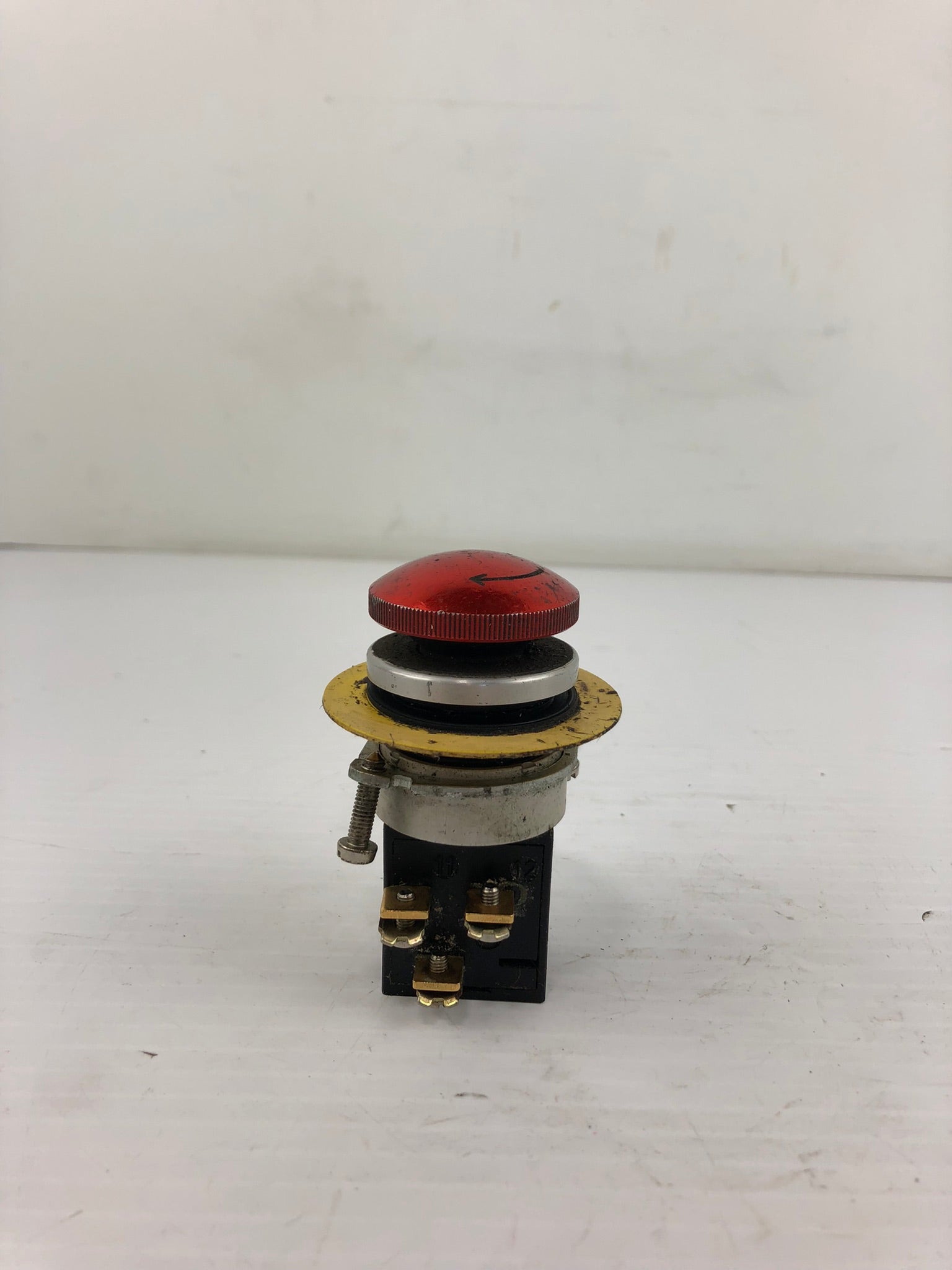 Elan Switch VDE0660 ENA 6A 380V Red Turn Button