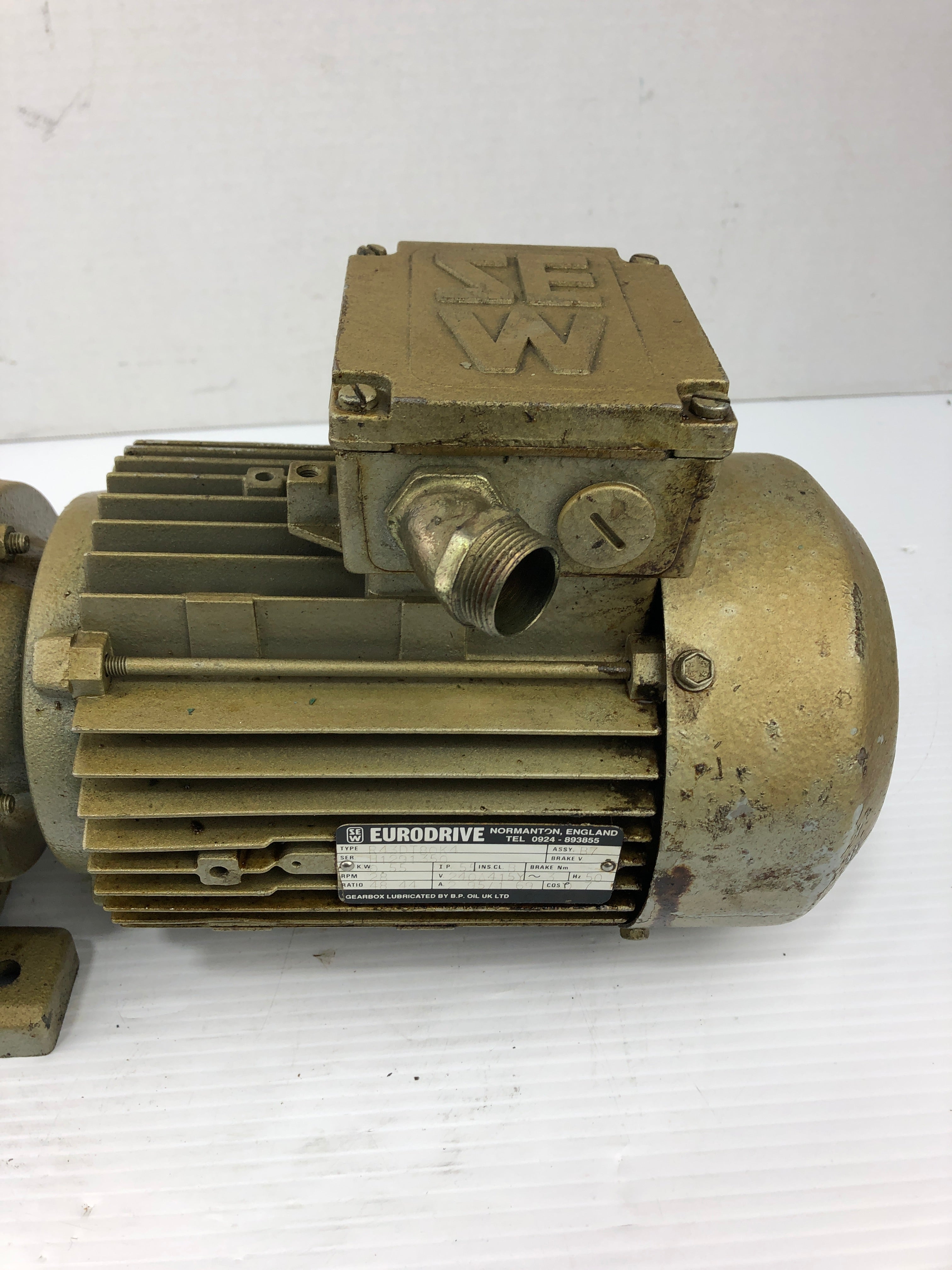 SEW Eurodrive R43DT80K4 Gear Motor 0.55kW 28 RPM 50 Hz 48:44 Ratio