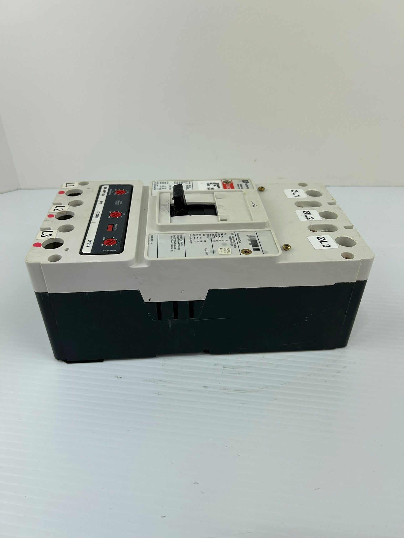 Cutler-Hammer KDB3300W Industrial Circuit Breaker KDB35K 3 Pole 300 Amps 600 VAC