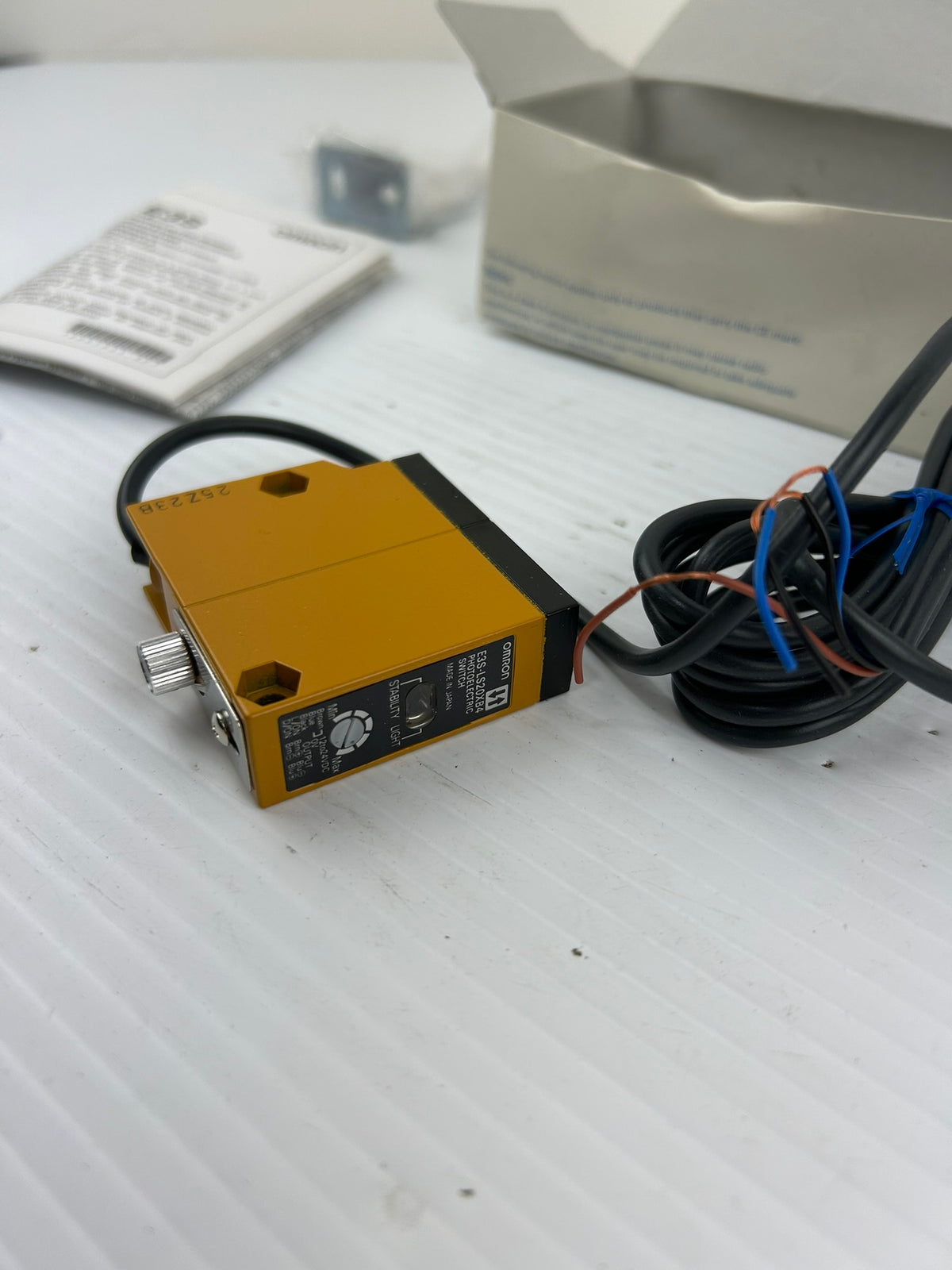 Omron E3S-LS20XB4 Photoelectric Switch 12 to 24 VDC
