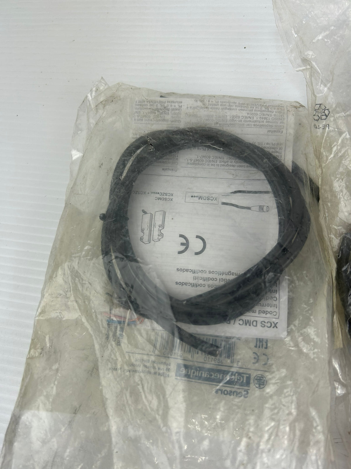 Telemecanique XCS-DMP7012 Magnetic Safety Switch Sensor 24VDC 2M Cable Lot of 2