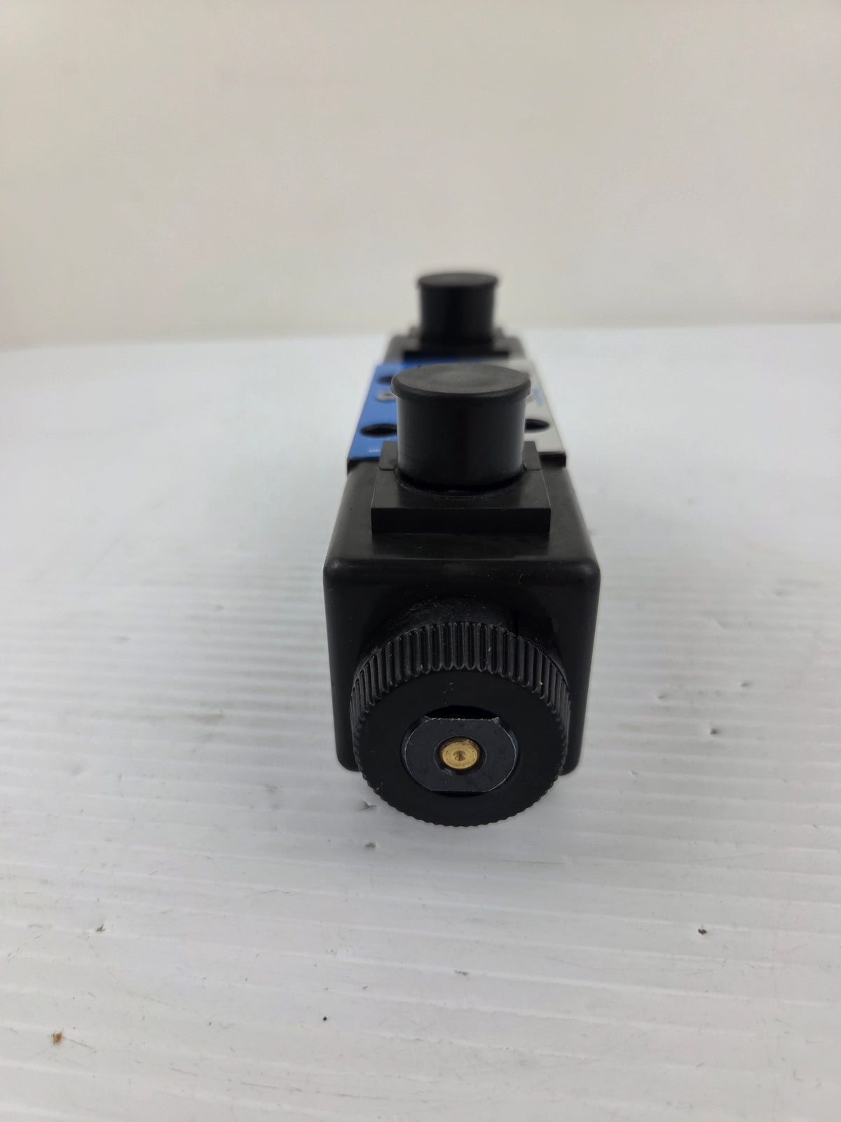 Eaton Vickers DG4V-3S-6C-M-U-B5-60 Hydraulic Directional Valve 5000 PSI Black