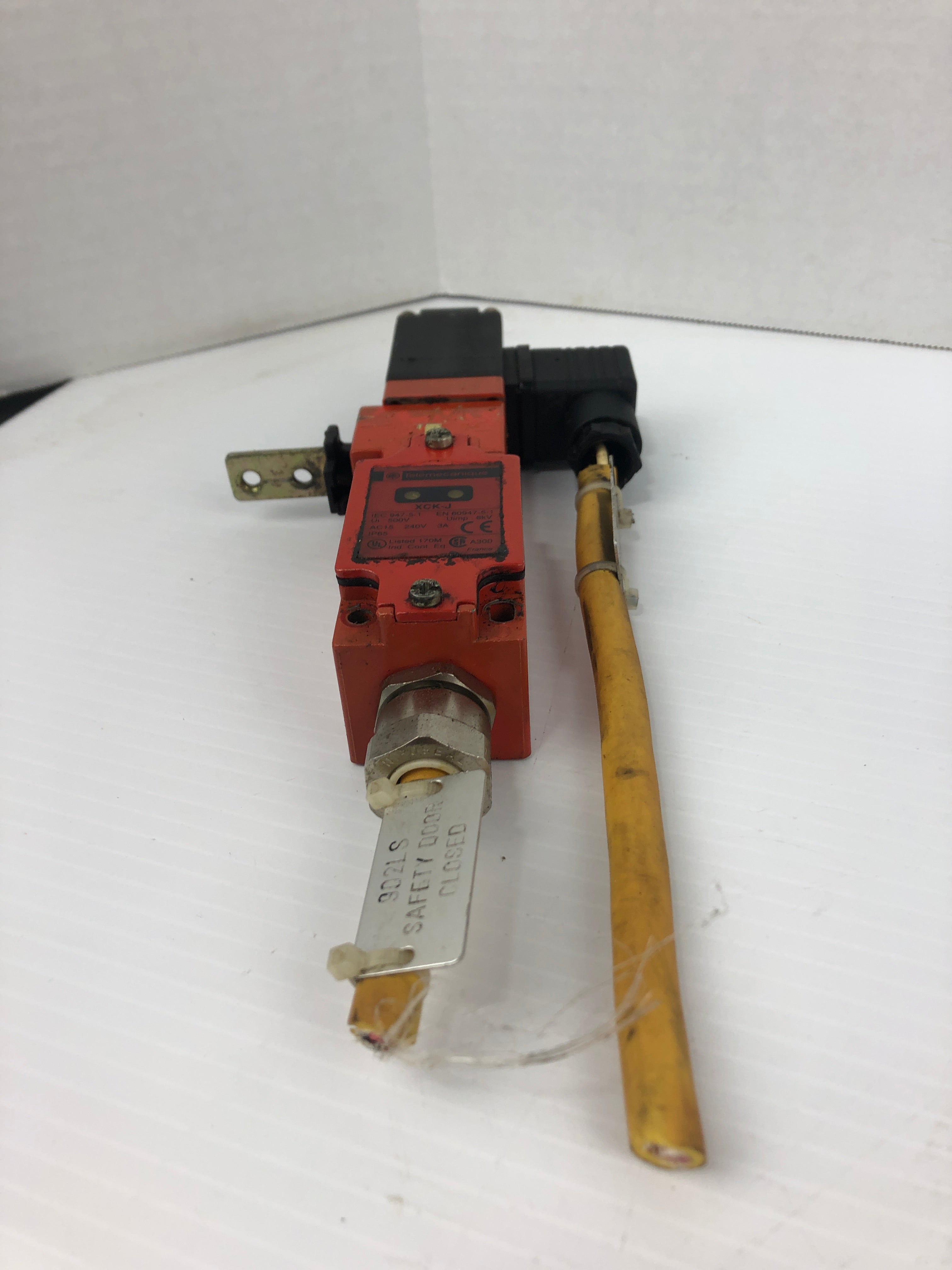 Telemecanique XCK-J Safety Limit Switch 240V 3A with Side Valve