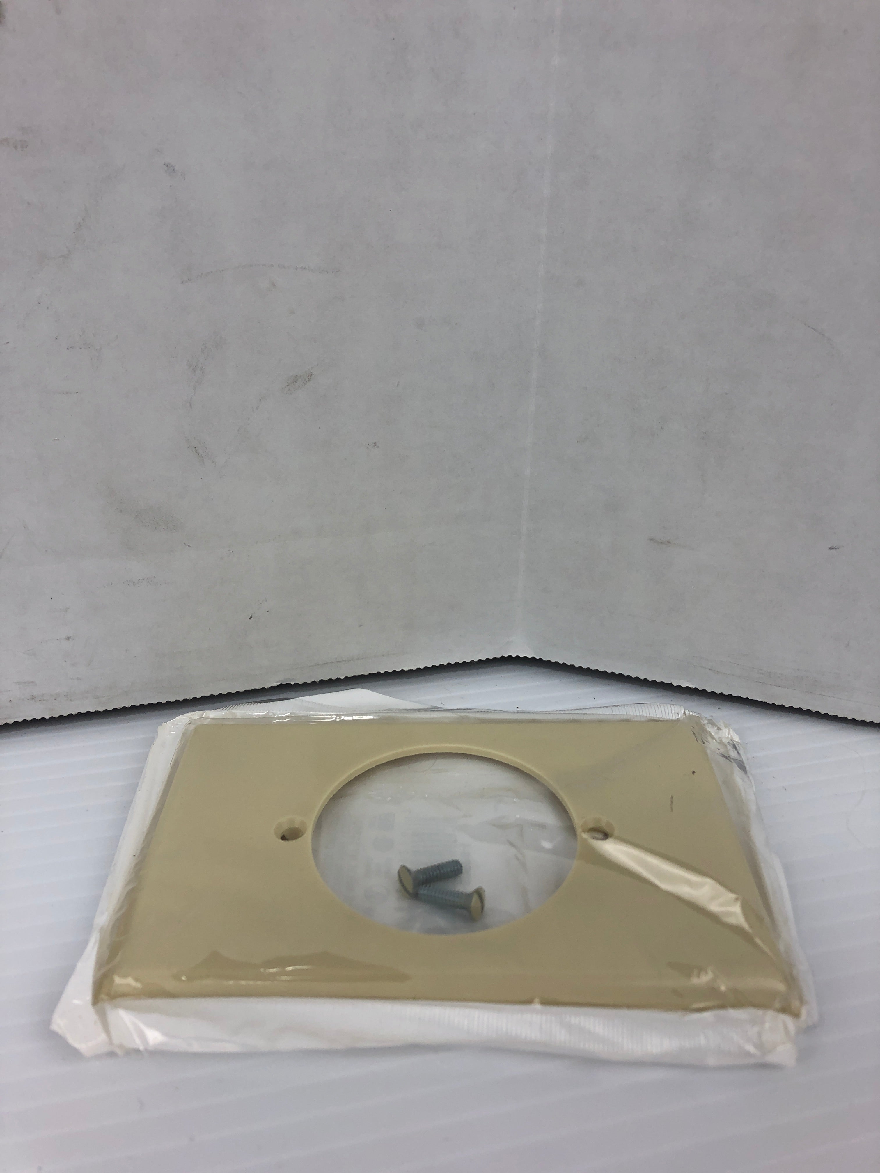 Leviton 80528-I Ivory Dryer Receptacle Wall Plate - Lot of 25