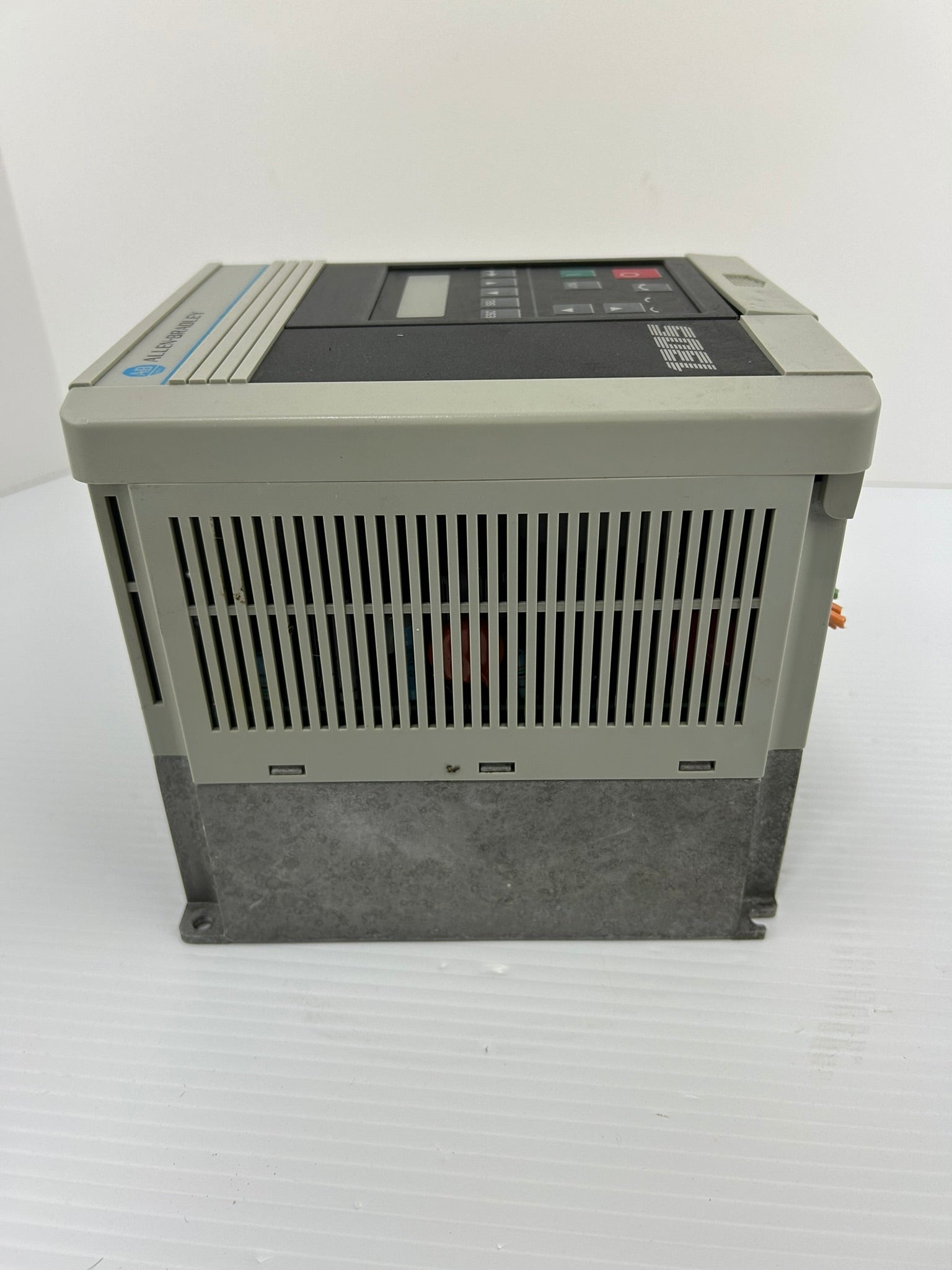 Allen-Bradley 1305-BA03A Drive Ser C 380-460V 2.2A 1HP 3PH 1305 - Cracked Case