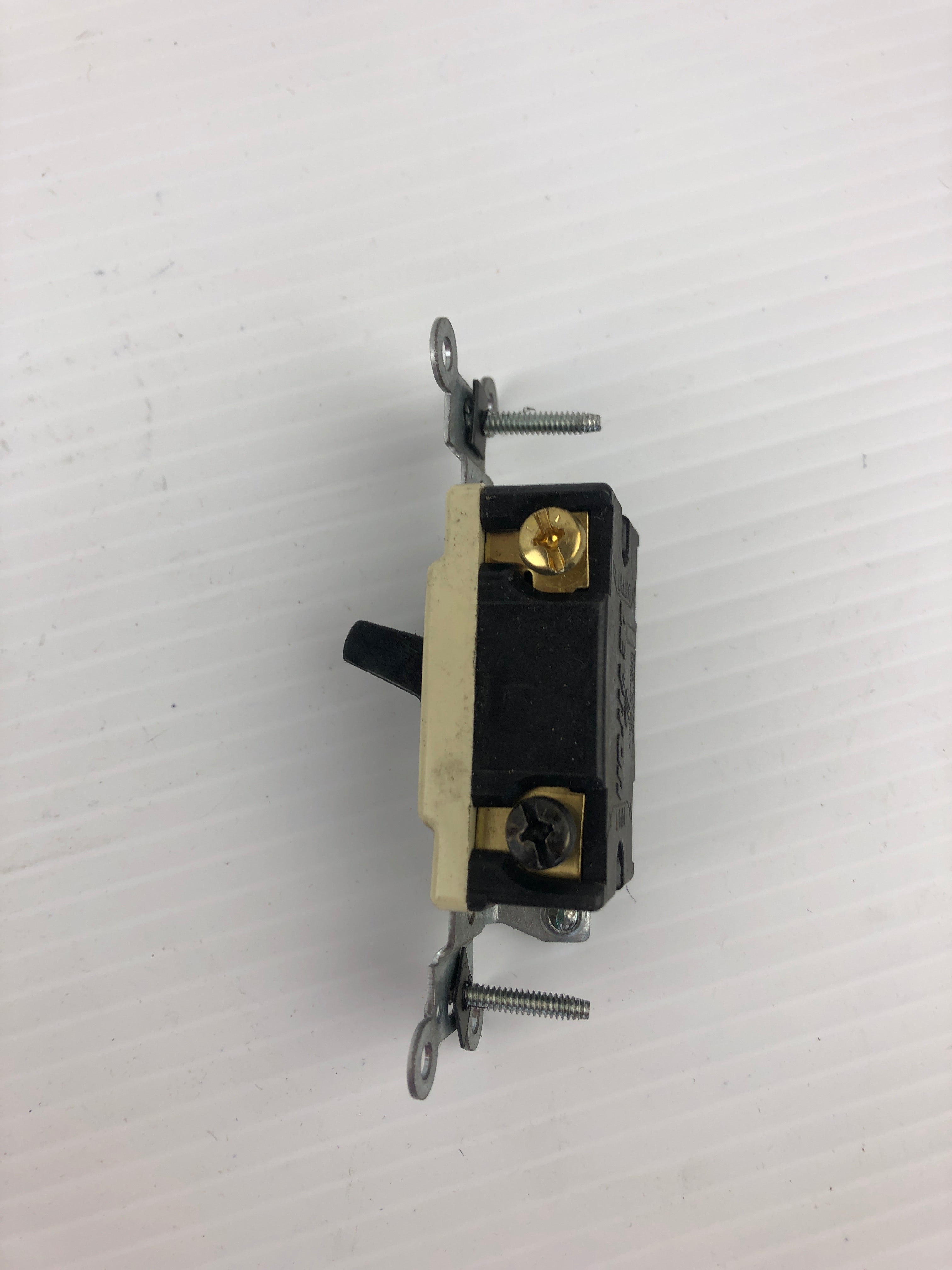 Leviton 1132E1 Ivory and Black Outlet Switch - Lot of 7