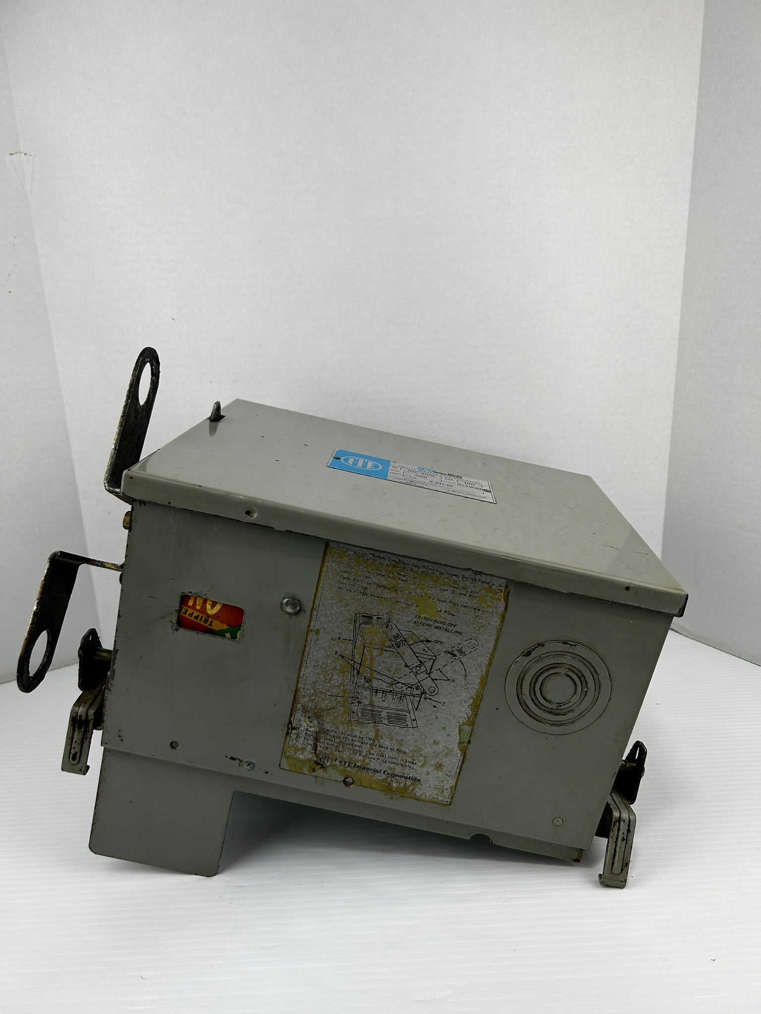 ITE U1C 4100 XL-Universe Bus Plug Duct Way Breaker Enclosure 600V 100A 3PH 4Wire