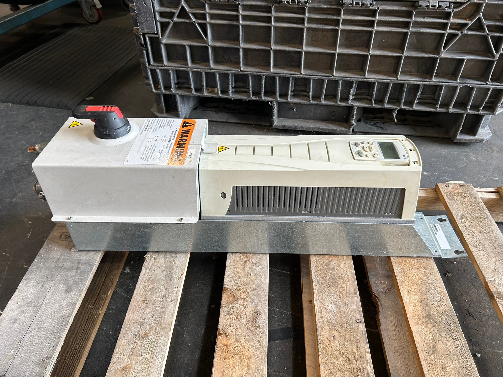 ABB ACH550-PCR-015A-4 VFD Drive 480V 3PH 10HP w/ Disconnect Switch Enclosure