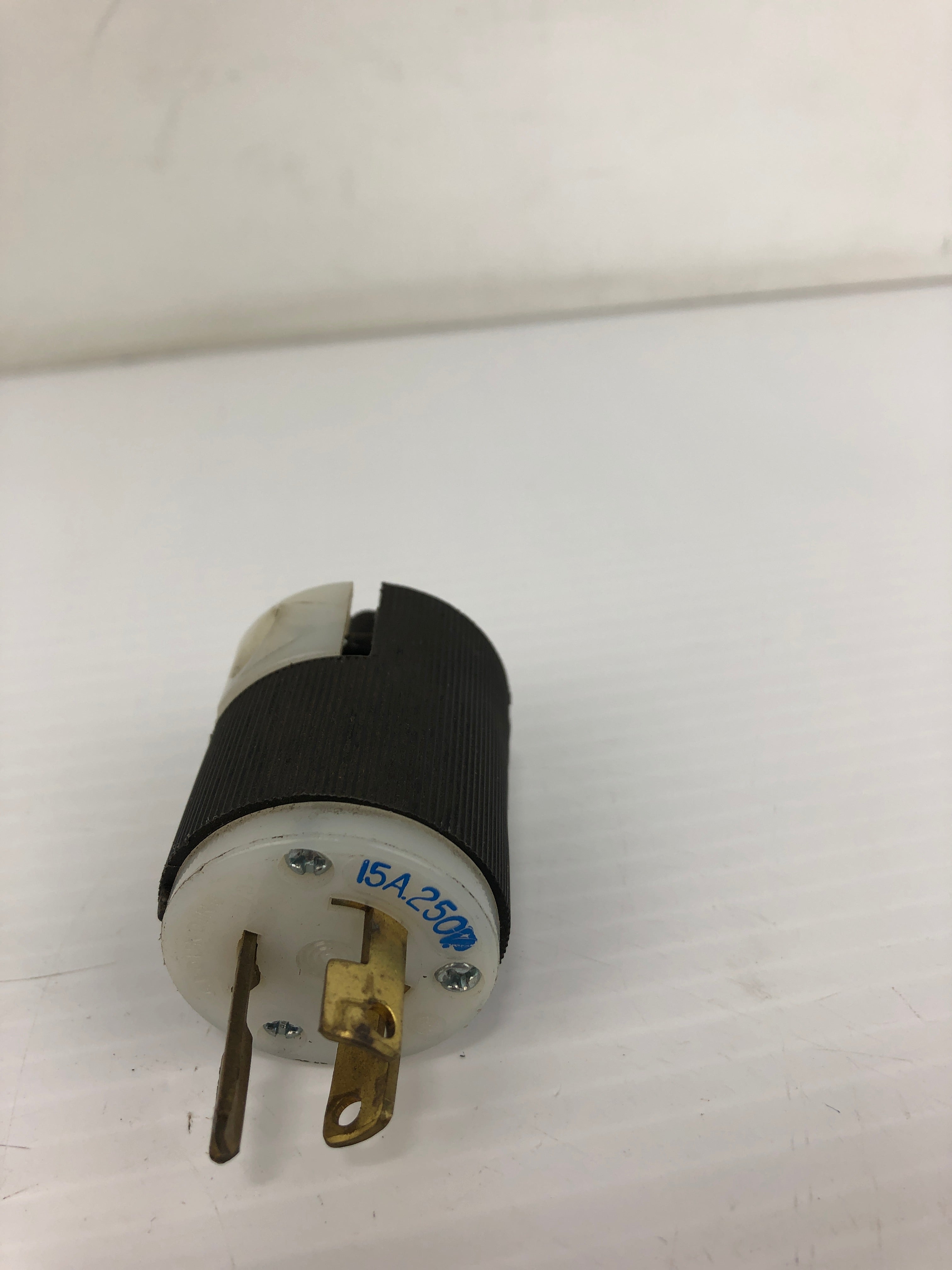 Hubbell HBL4570C Turn and Pull Twist-Lock 15A 250V