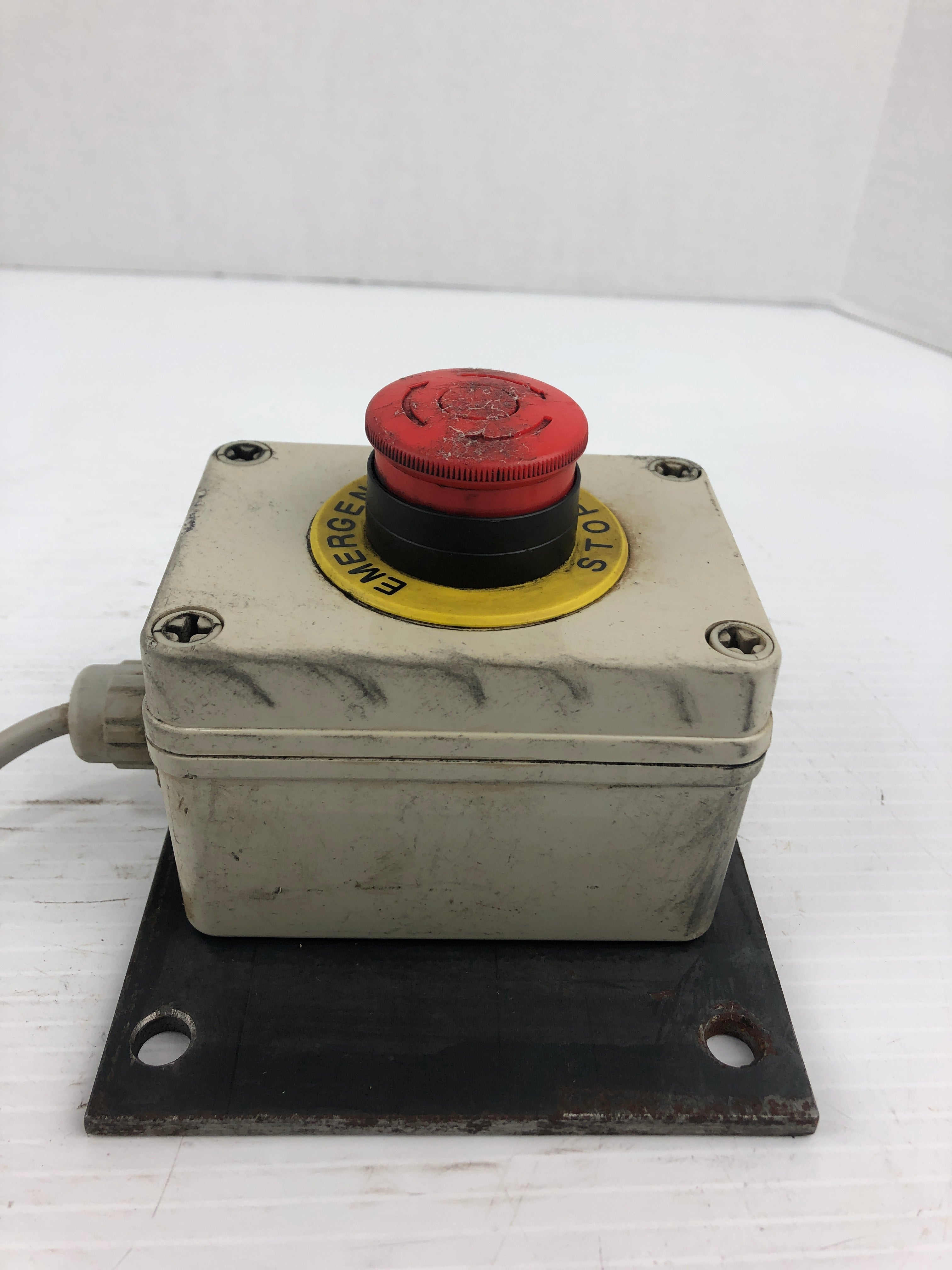 Idec HW1E-BV Control Box with Push Button 250VAC 3A Type 4,4X,12,13
