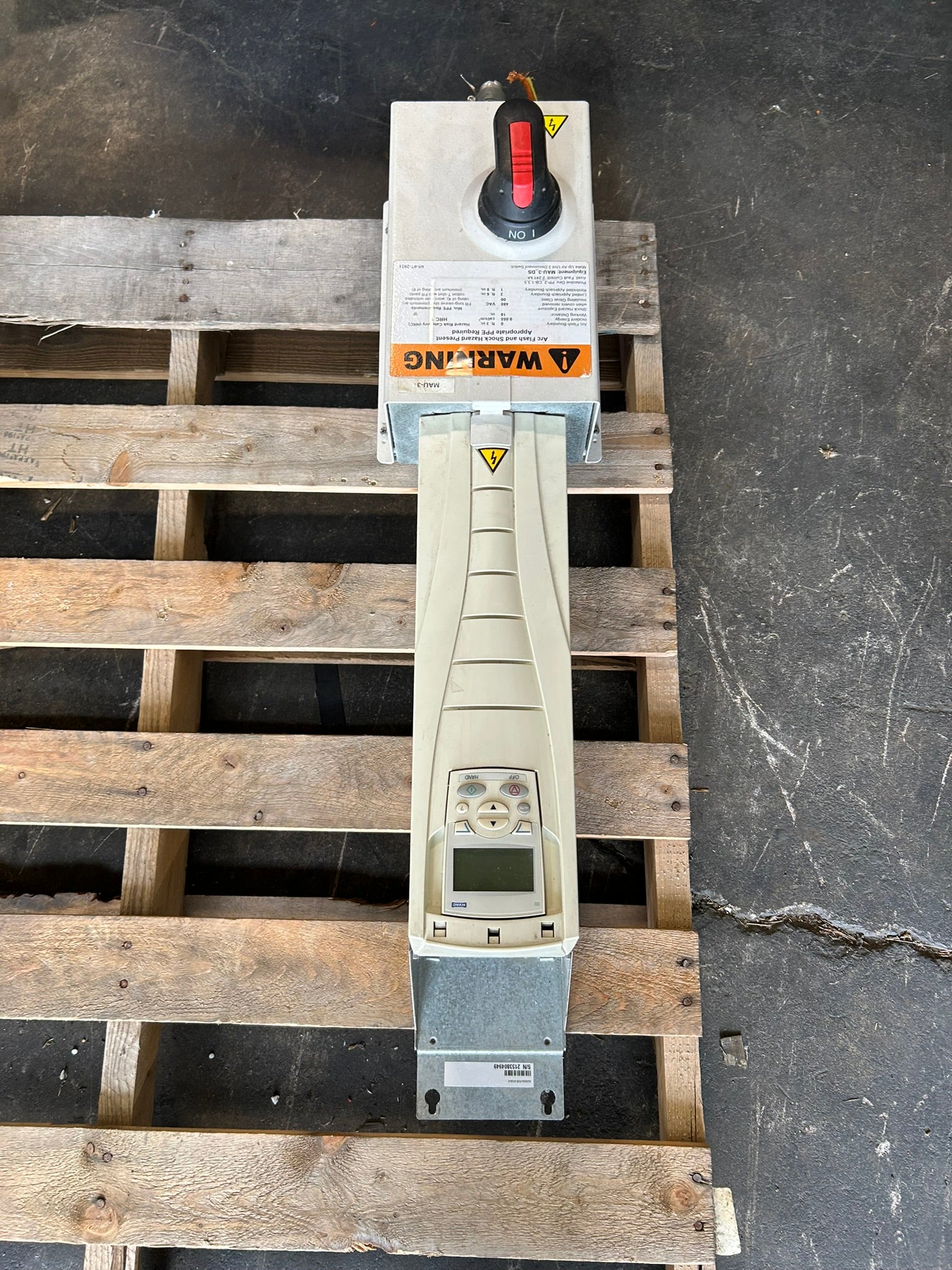 ABB ACH550-PCR-015A-4 VFD Drive 480V 3PH 10HP w/ Disconnect Switch Enclosure