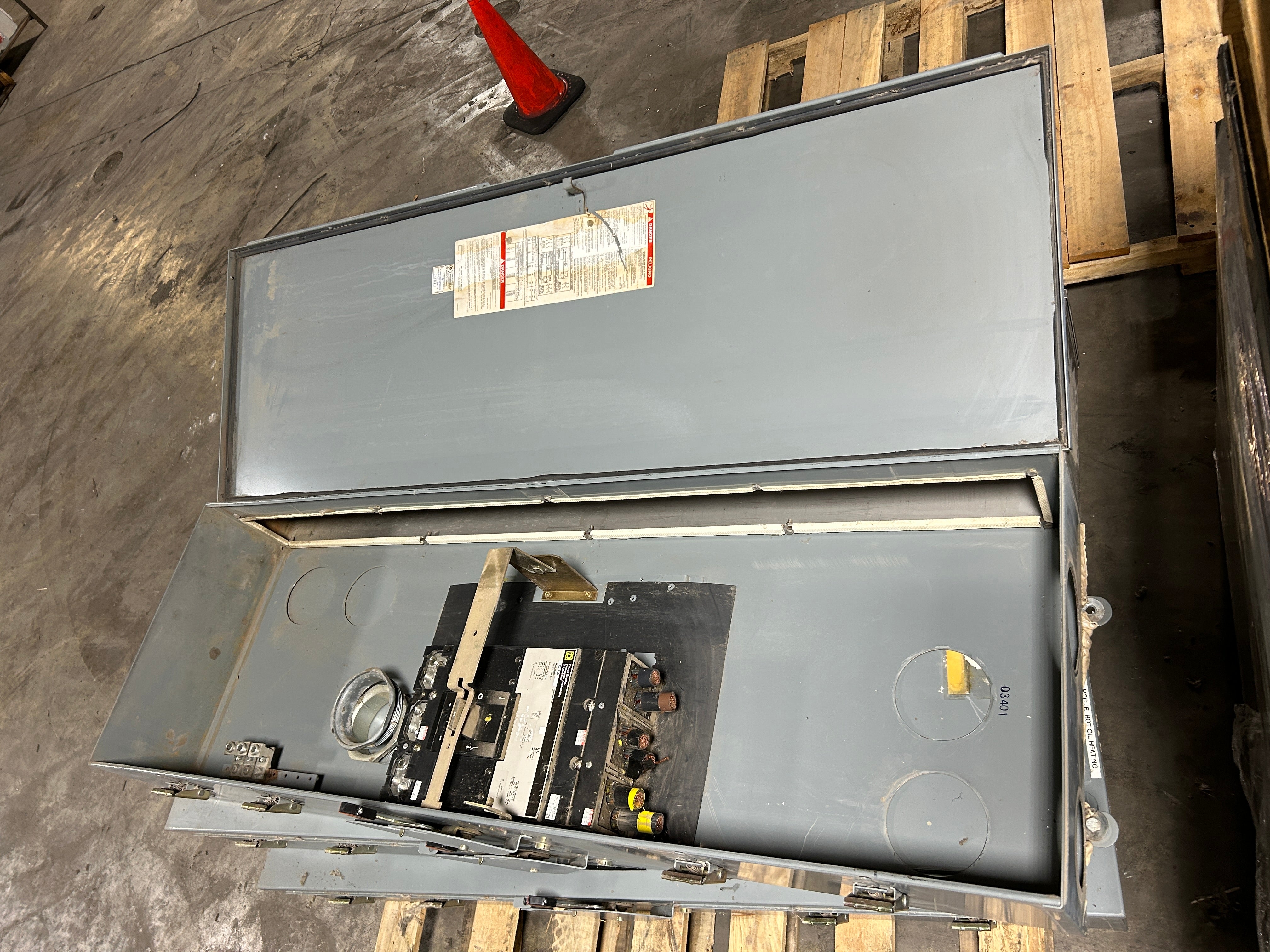 Square D MA1000AWK Circuit Breaker Enclosure 1000A Series E05 MAL36800 800A