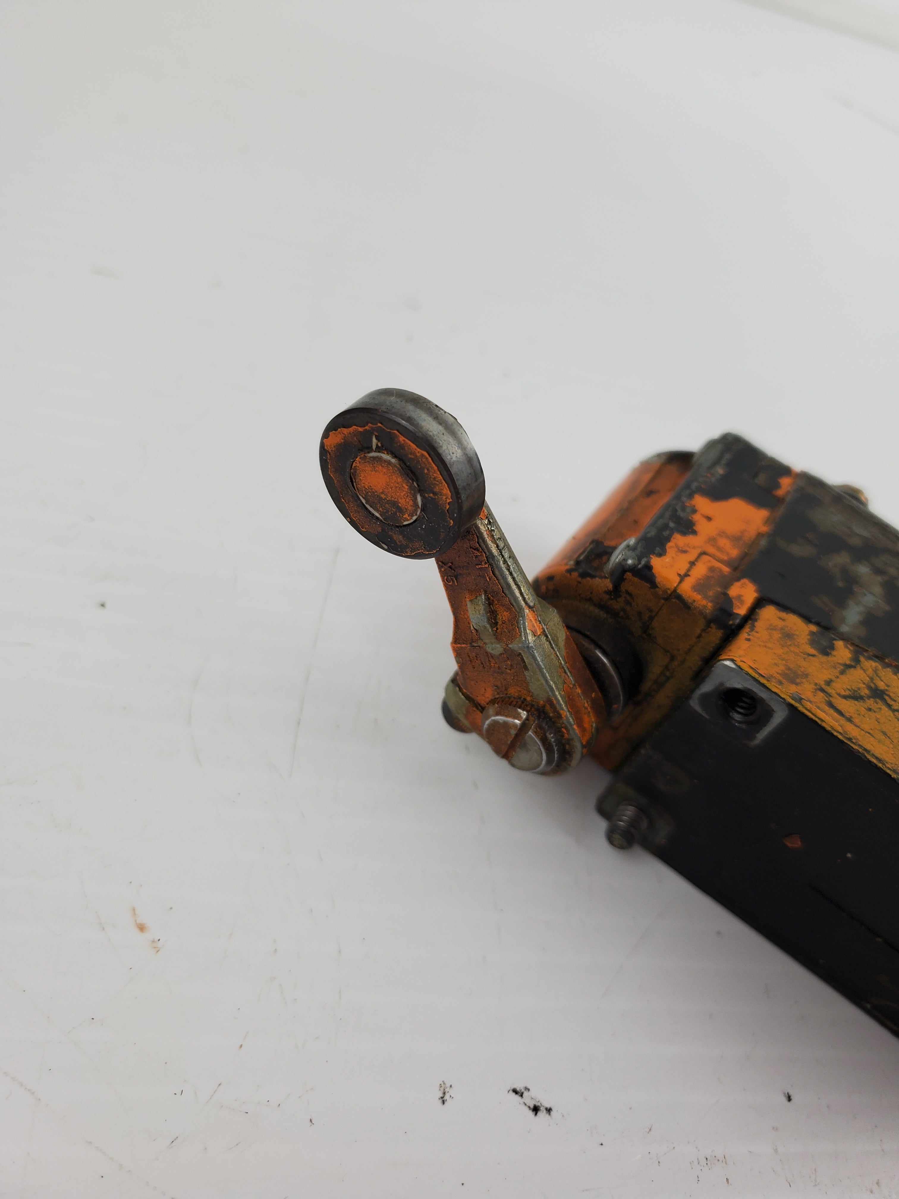 Square D AEQ2545 Limit Switch Series B Class 9007