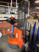 Toyota 7BWS10 Electric Jack Forklift Truck Walkie Straddle Stacker 2000 Lb. Cap.