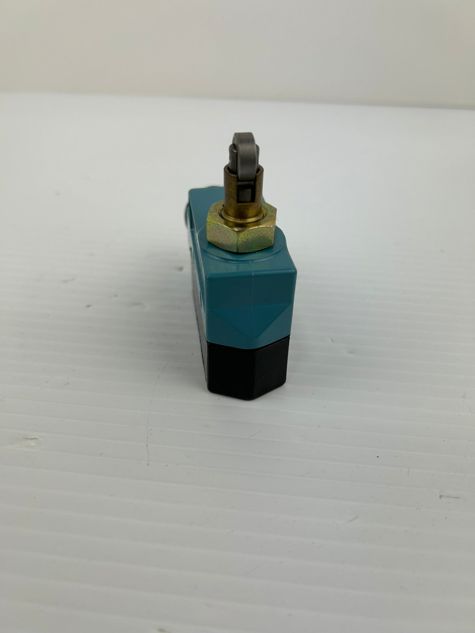 Honeywell BZE6-2RQ841 Micro Limit Switch with Roller