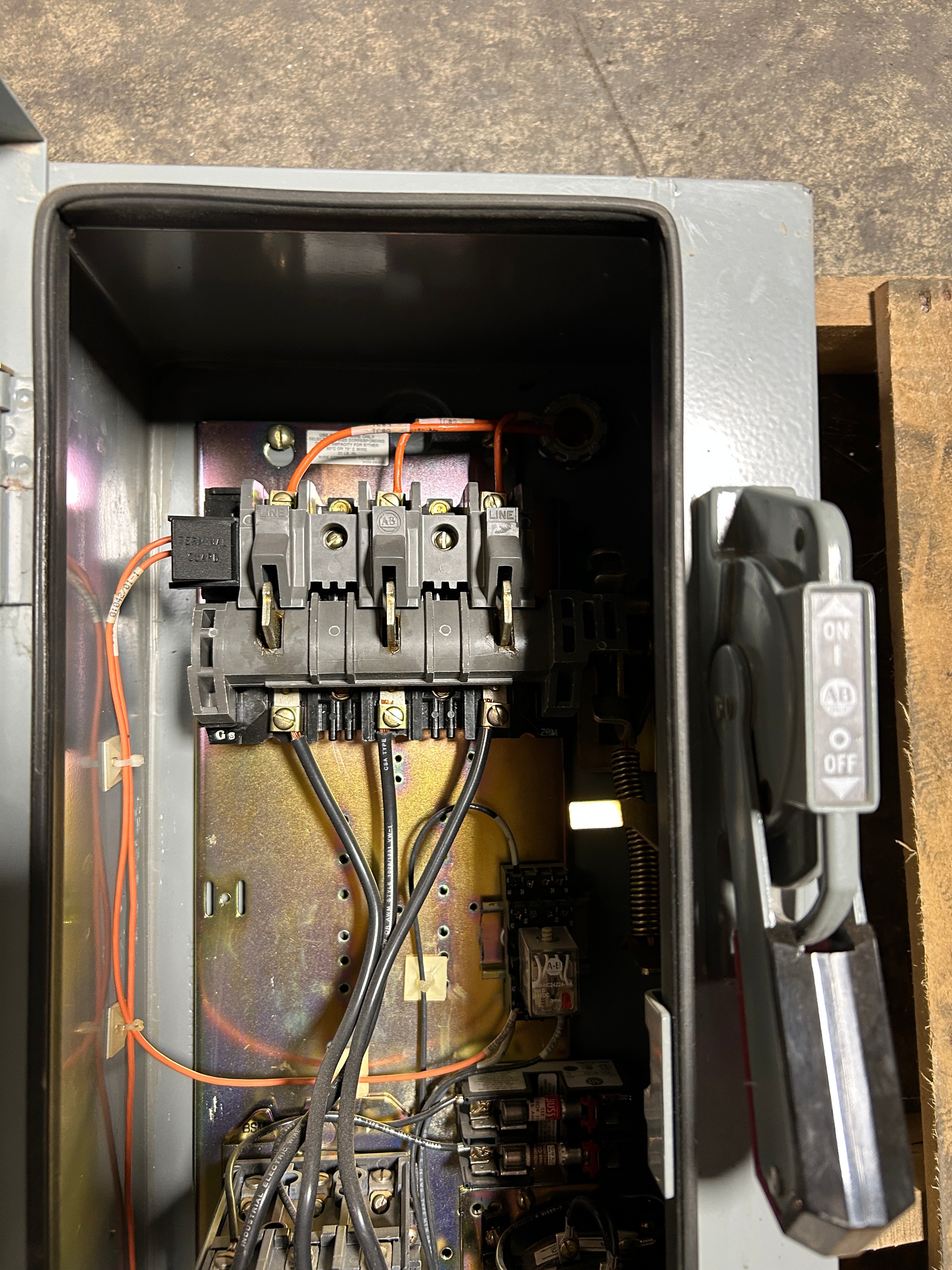 Allen Bradley Size 1 Combination Motor Controller Starter 512-BDB-6P Series D