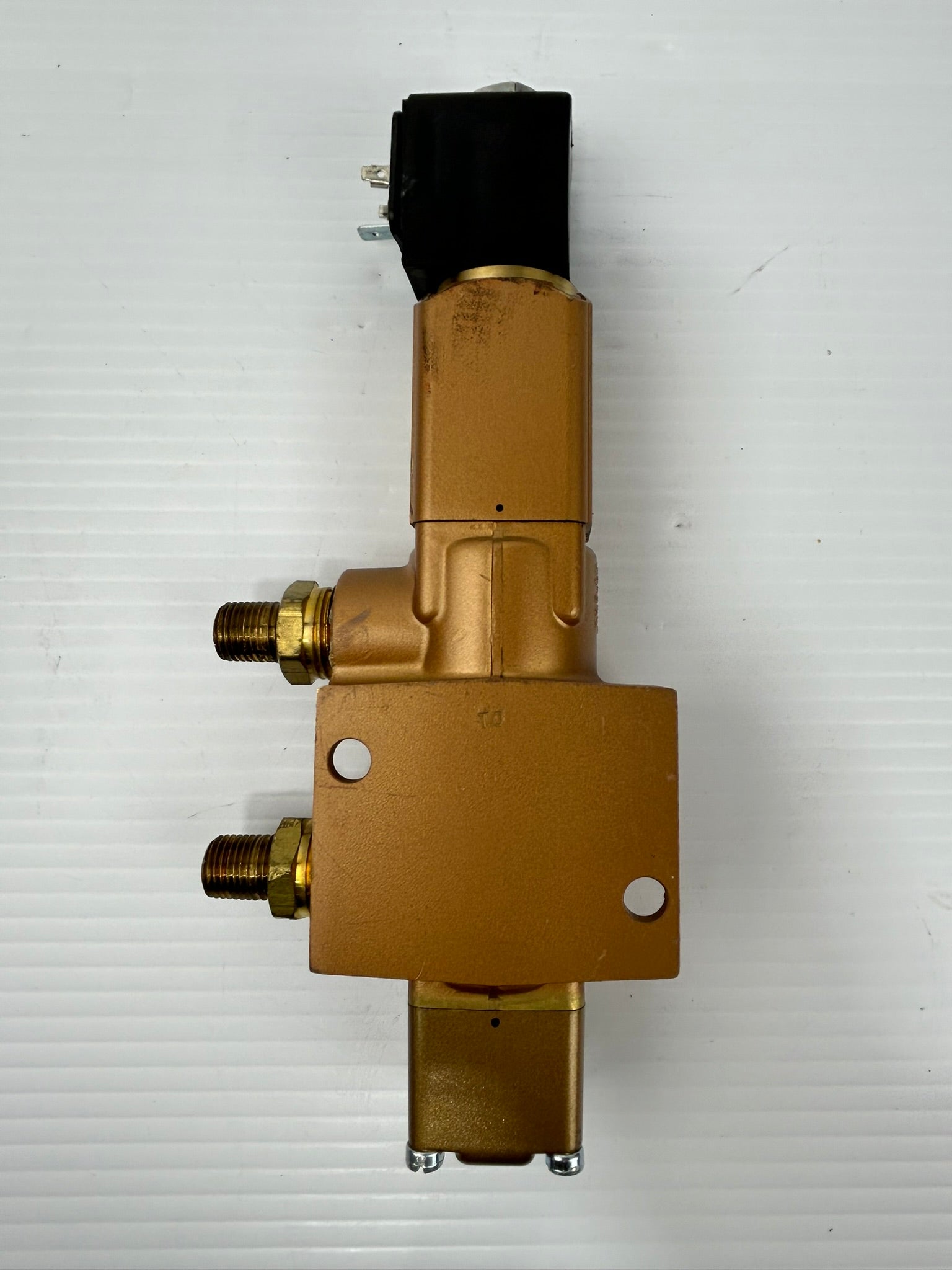 Versa VSG-3501-HC-A120 Three-Way Brass Air Valve 200VAC