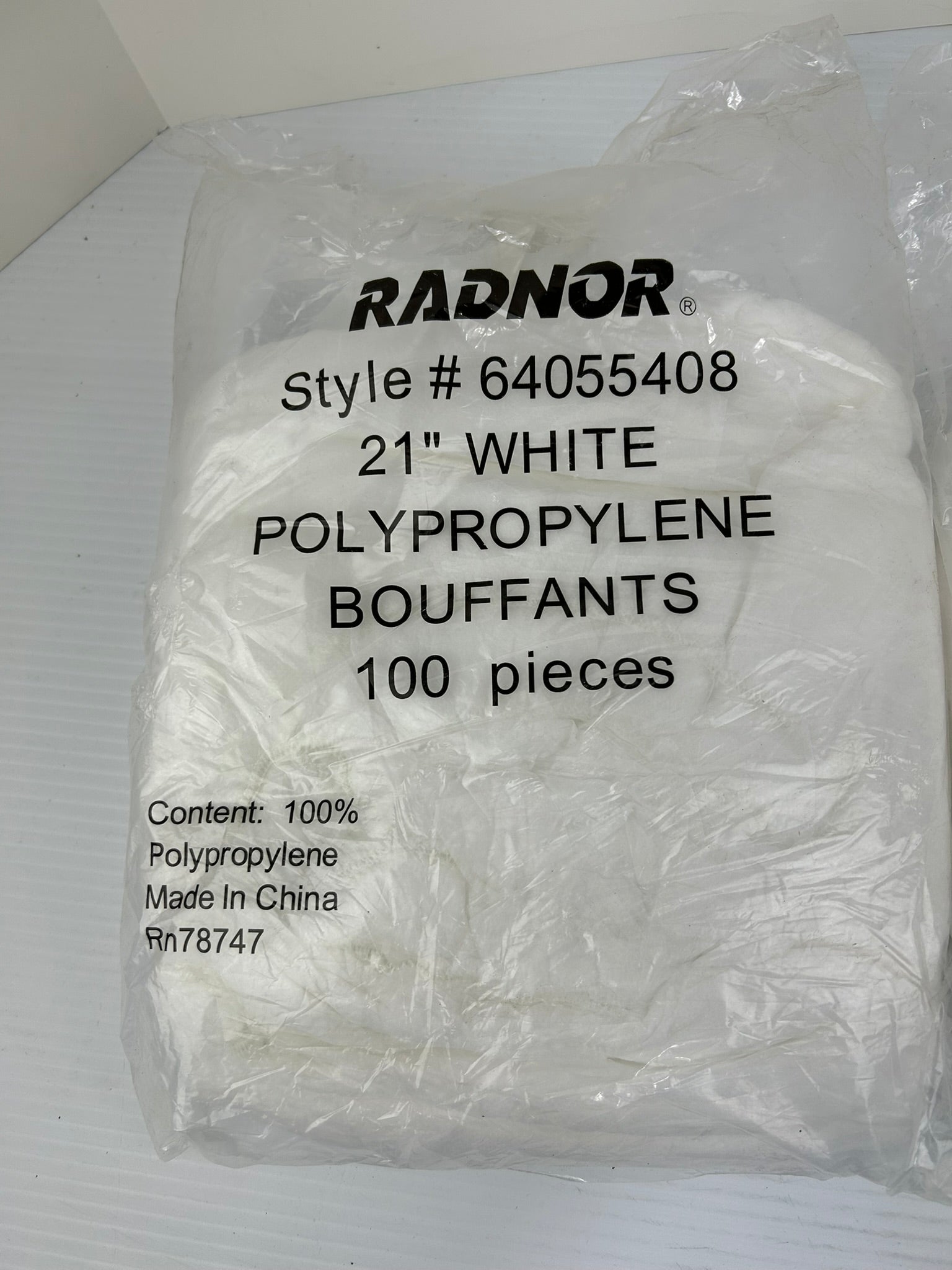 Radnor 64055408 21" White Polypropylene Bouffants - Lot of 200