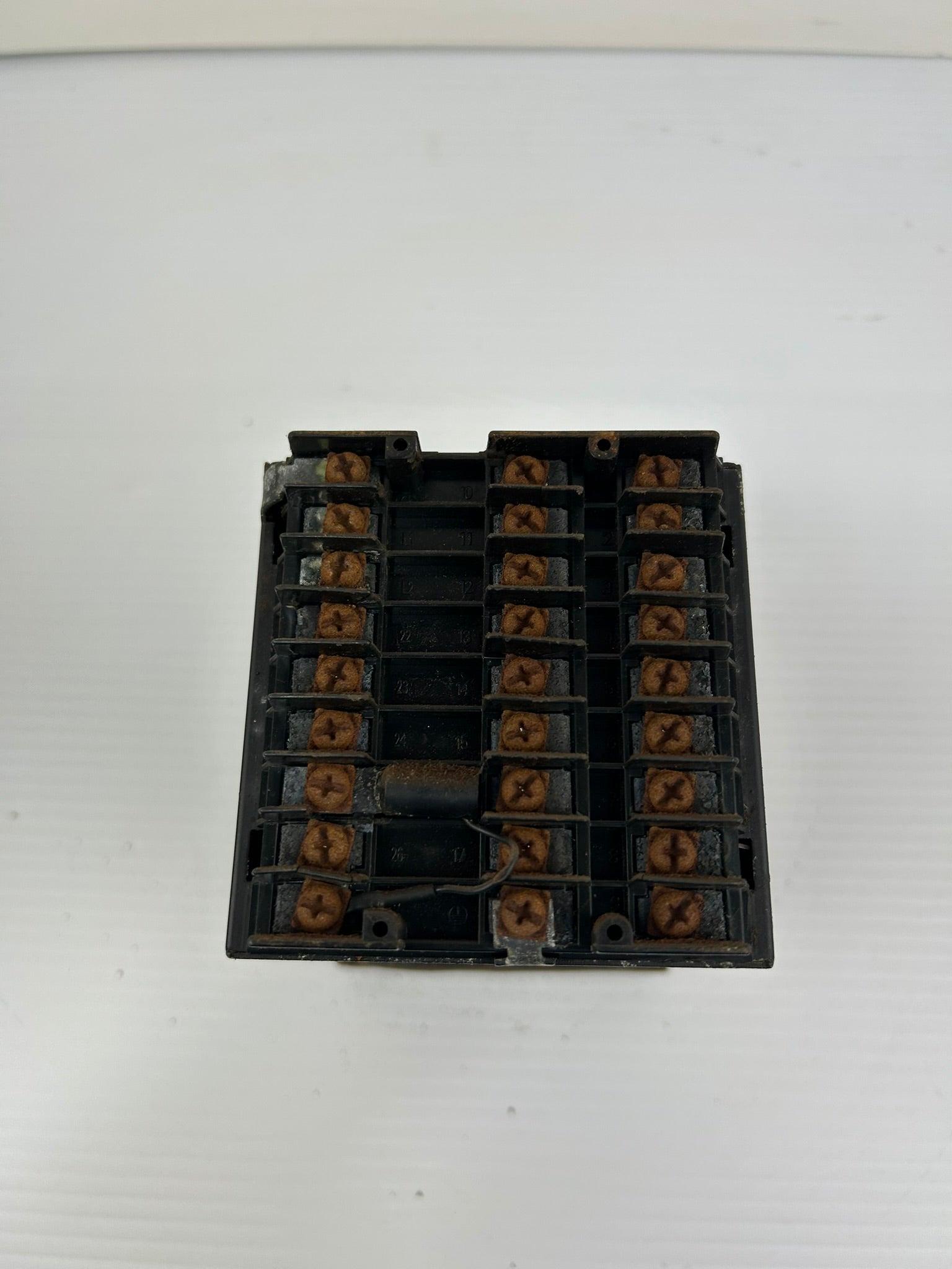 Honeywell DC330L-E0-000-20-0A0000-00-0 Temperature Controller UDC3300