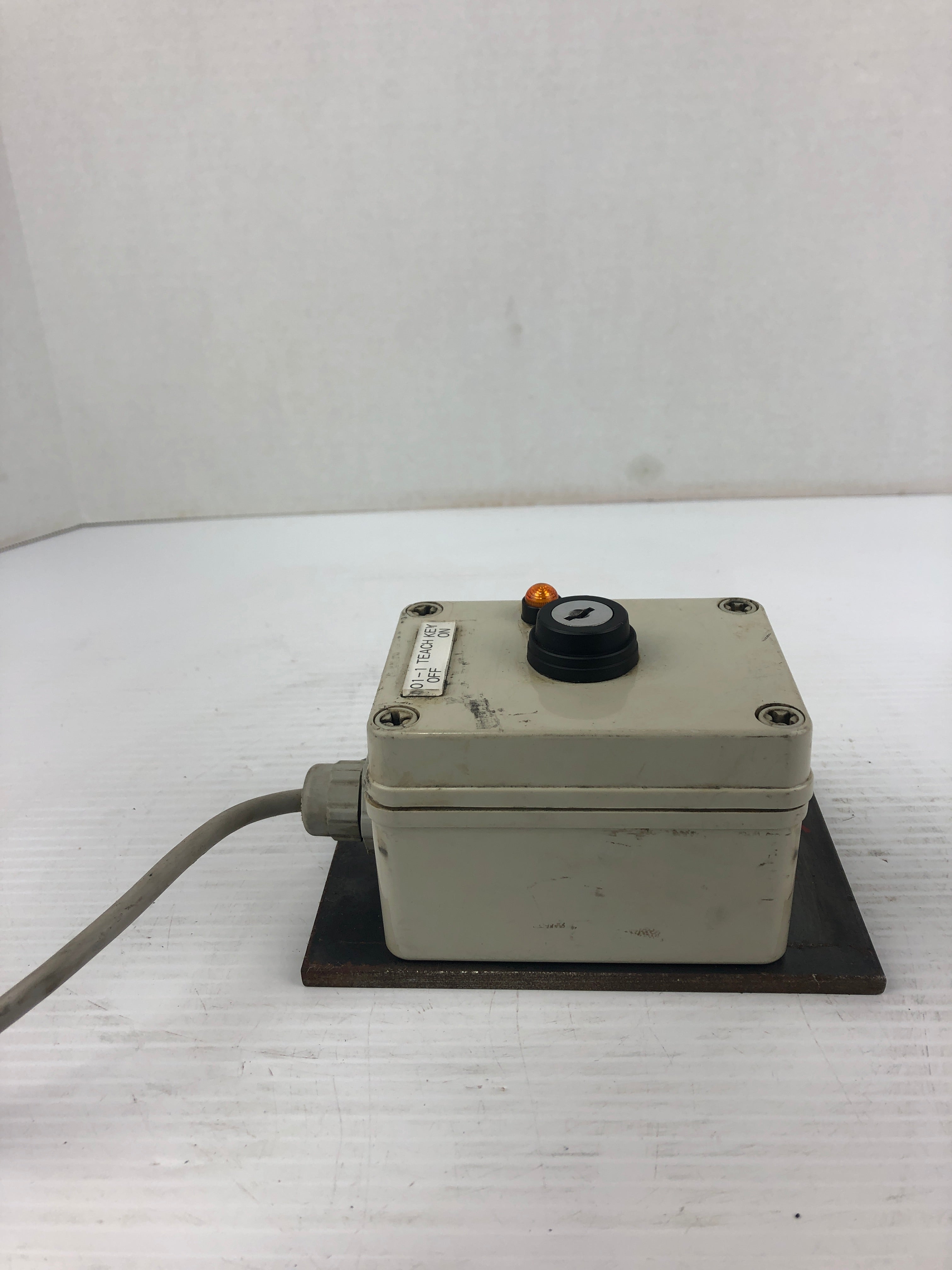 Idec HW-CB10 Control Box "Teach Key On/Off" with Keyed Switch - Missing Key