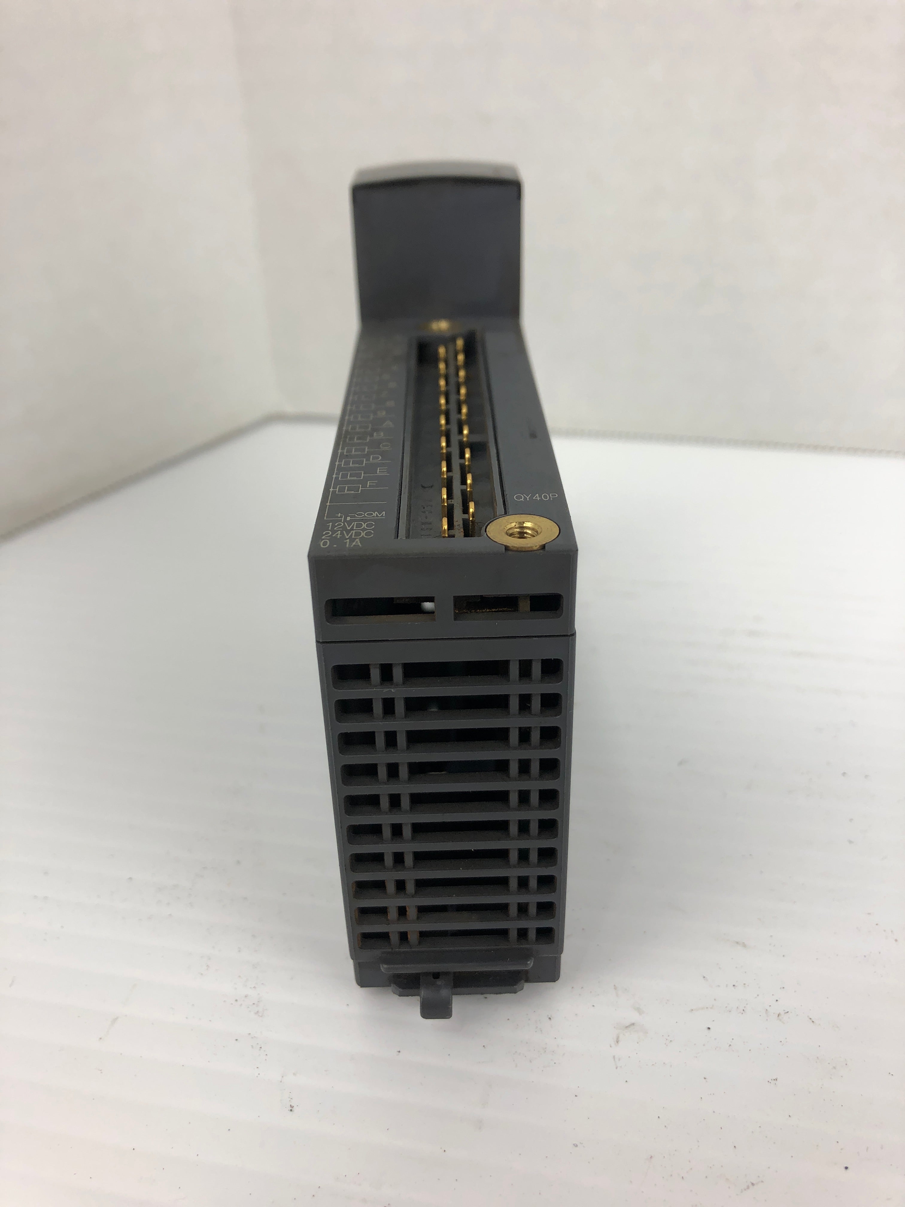 Mitsubishi QY40P PLC Output Module 12/24VDC 0.1A 5VDC 0.07A - Missing Terminal