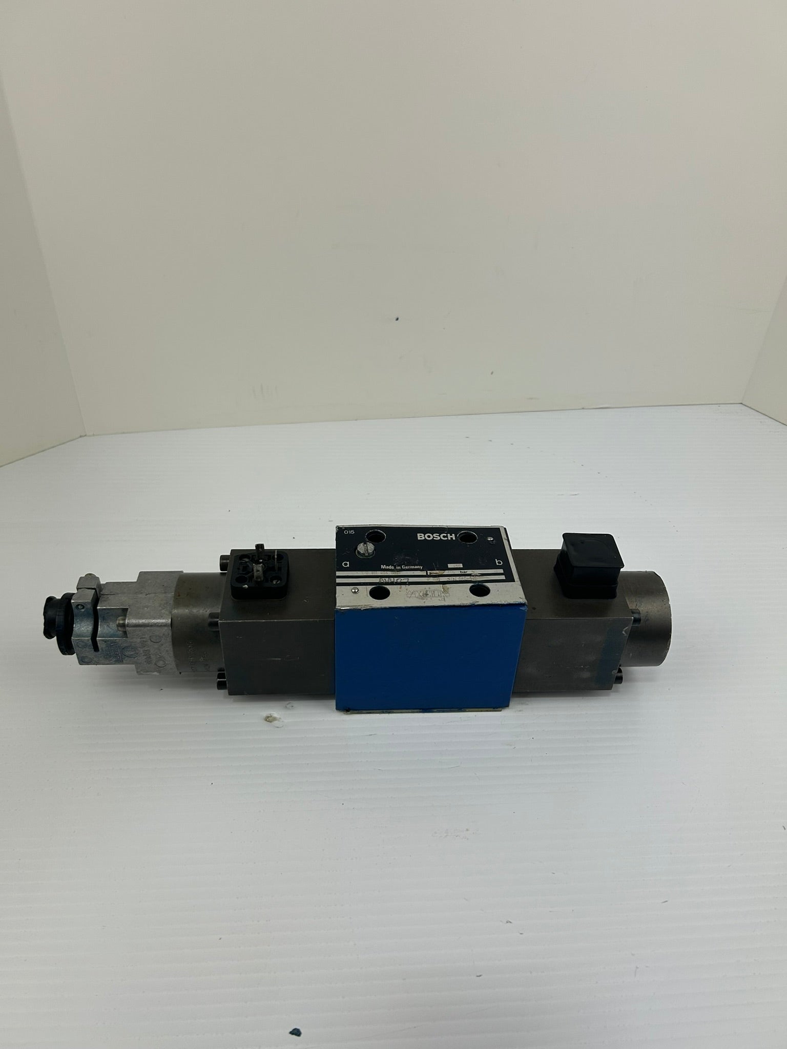 Bosch 0 811 404 001 Directional Hydraulic Solenoid Valve