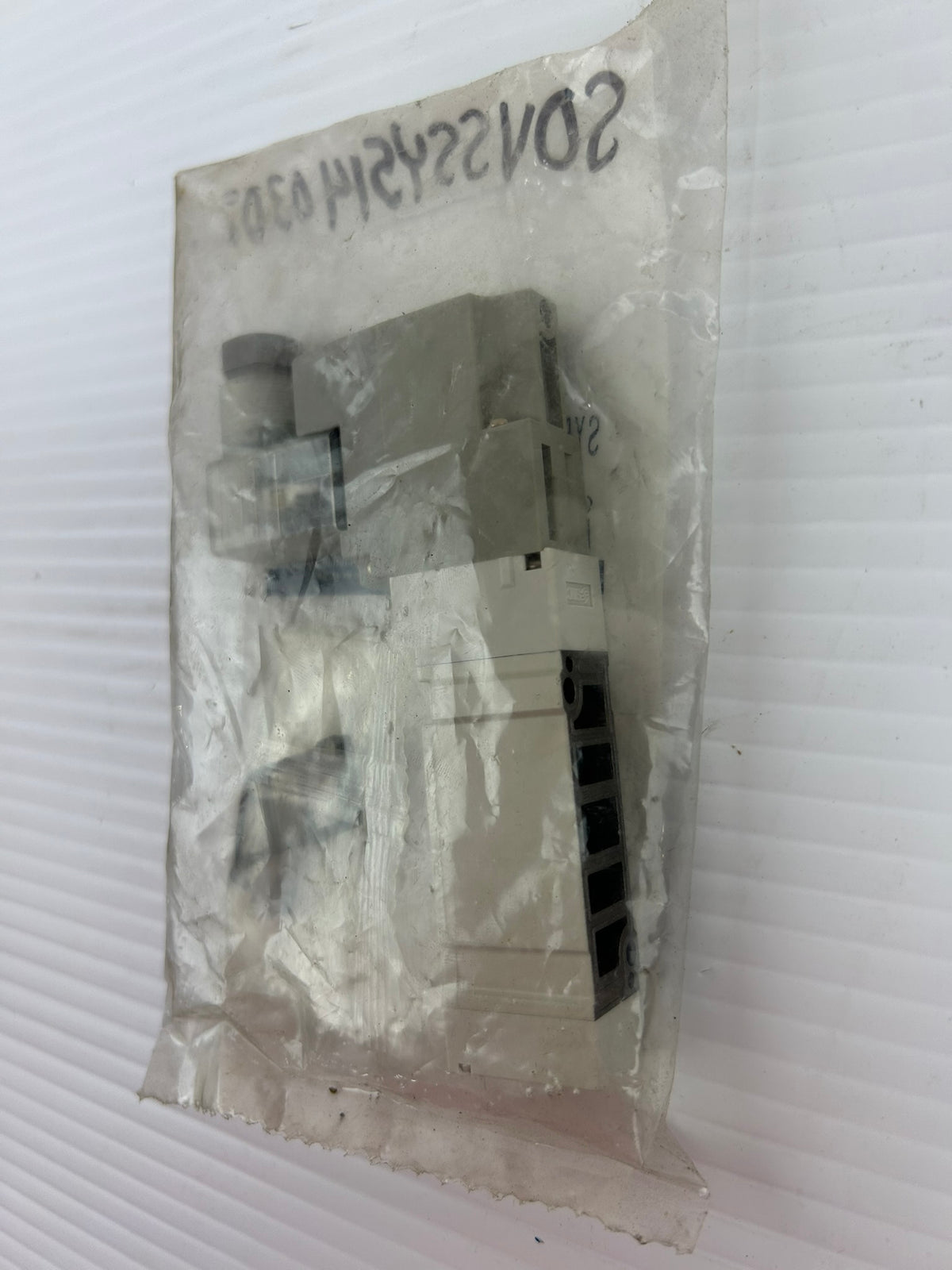 SMC SY5140-3DZ SY5000 5-Port Solenoid Valve 110-115VAC Single Solenoid