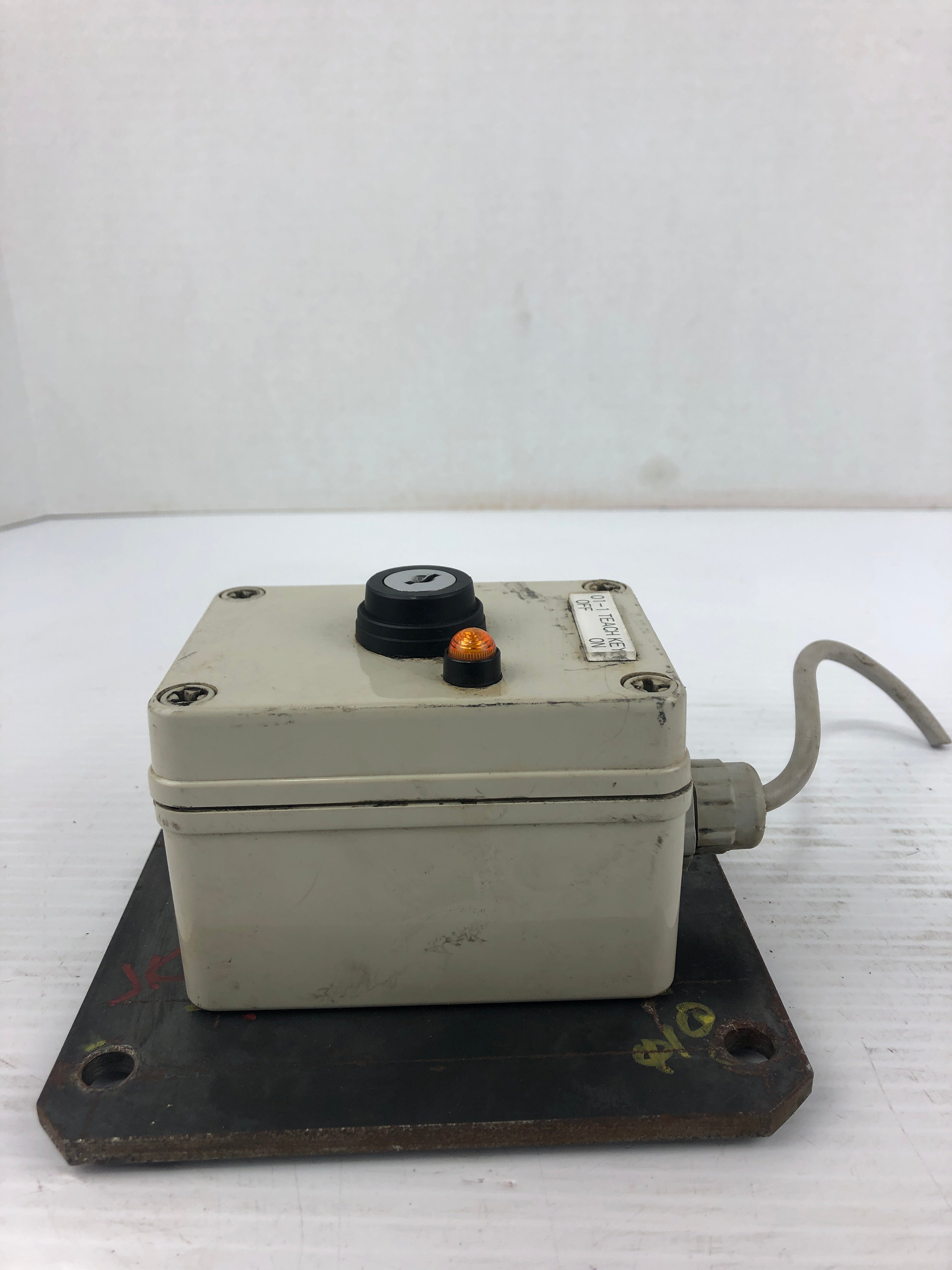 Idec HW-CB10 Control Box "Teach Key On/Off" with Keyed Switch - Missing Key