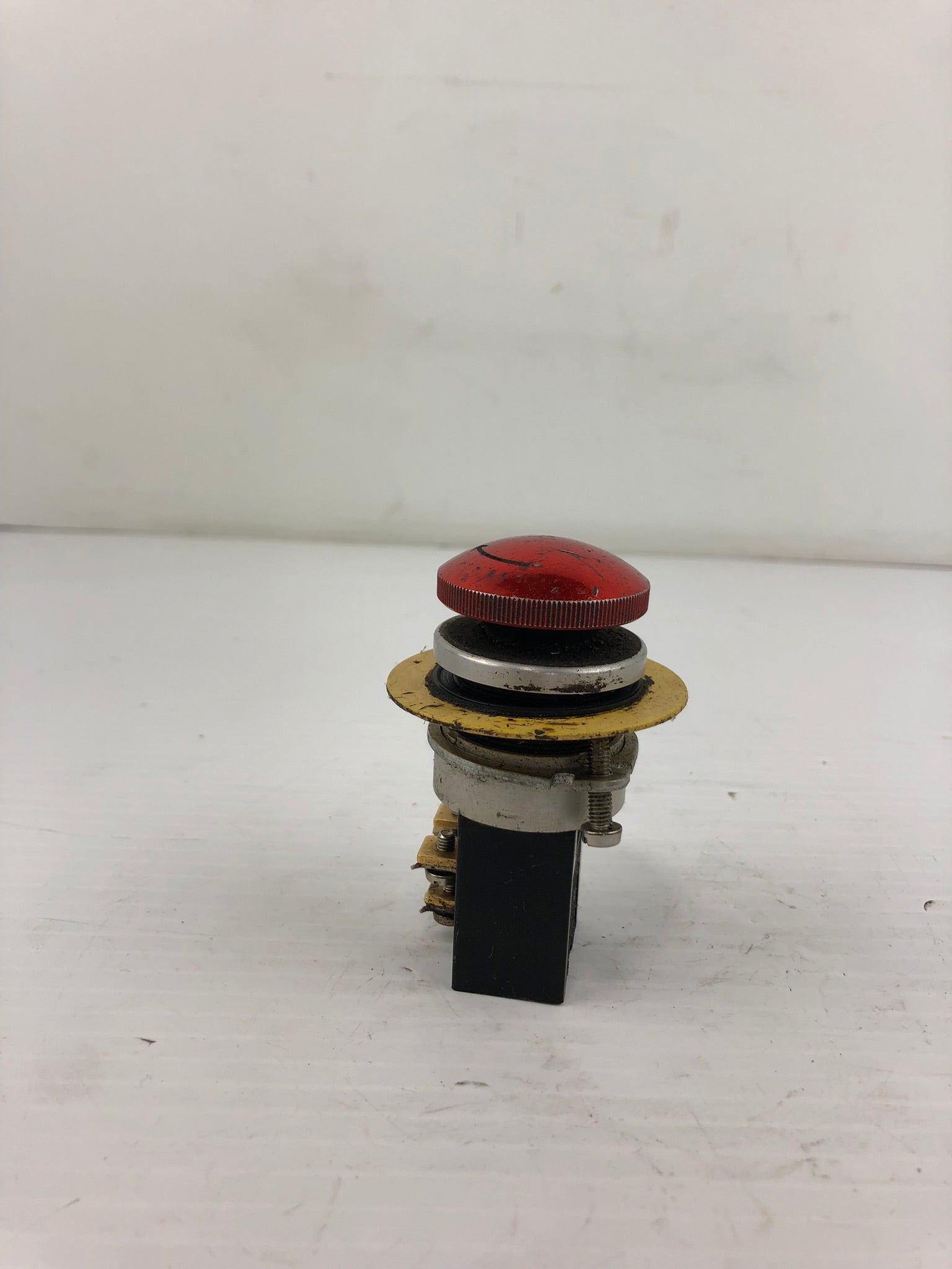 Elan Switch VDE0660 ENA 6A 380V Red Turn Button
