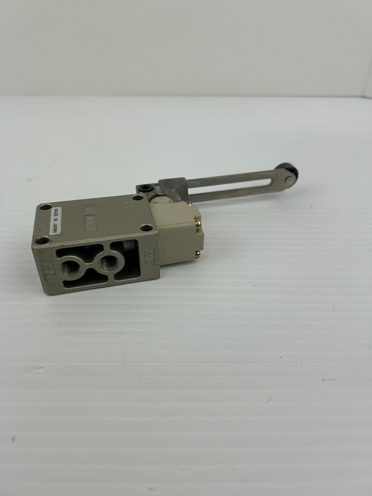 SMC VM8 Mechanical Pneumatic Valve with Roller Lever Control Arm Wheel