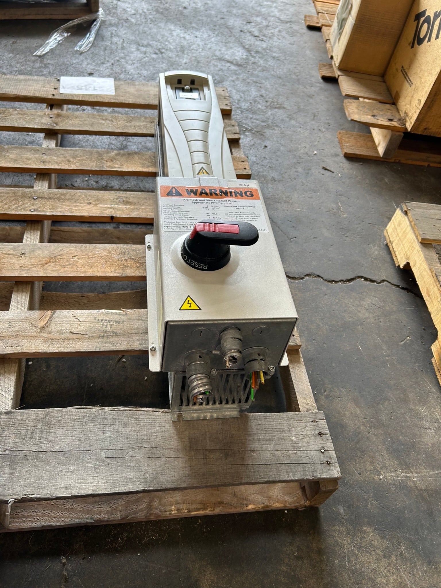 ABB ACH550-PCR-015A-4 VFD Drive 480V 3PH 10HP w/ Disconnect Switch - No Keypad