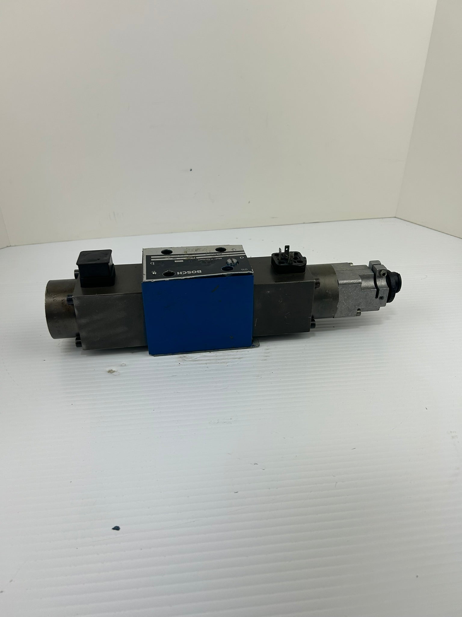 Bosch 0 811 404 001 Directional Hydraulic Solenoid Valve