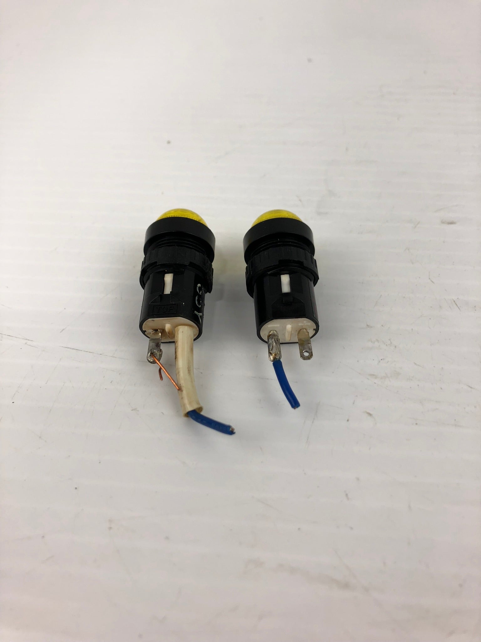 IDEC AP6M Yellow Pilot Light - Lot of 2