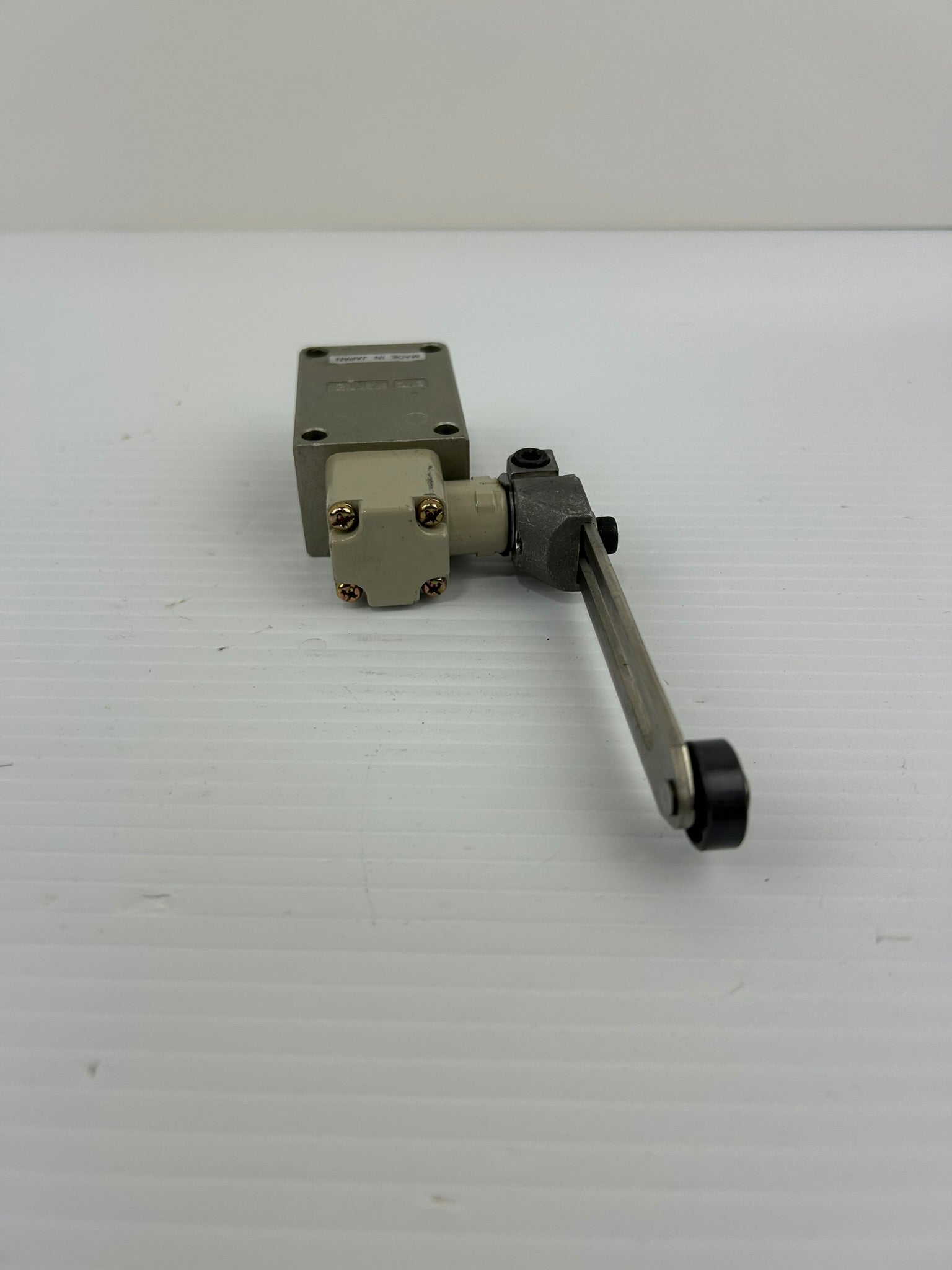 SMC VM8 Mechanical Pneumatic Valve with Roller Lever Control Arm Wheel