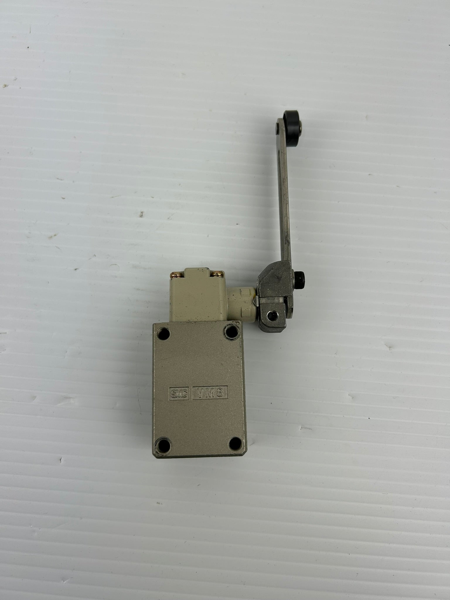 SMC VM8 Mechanical Pneumatic Valve with Roller Lever Control Arm Wheel