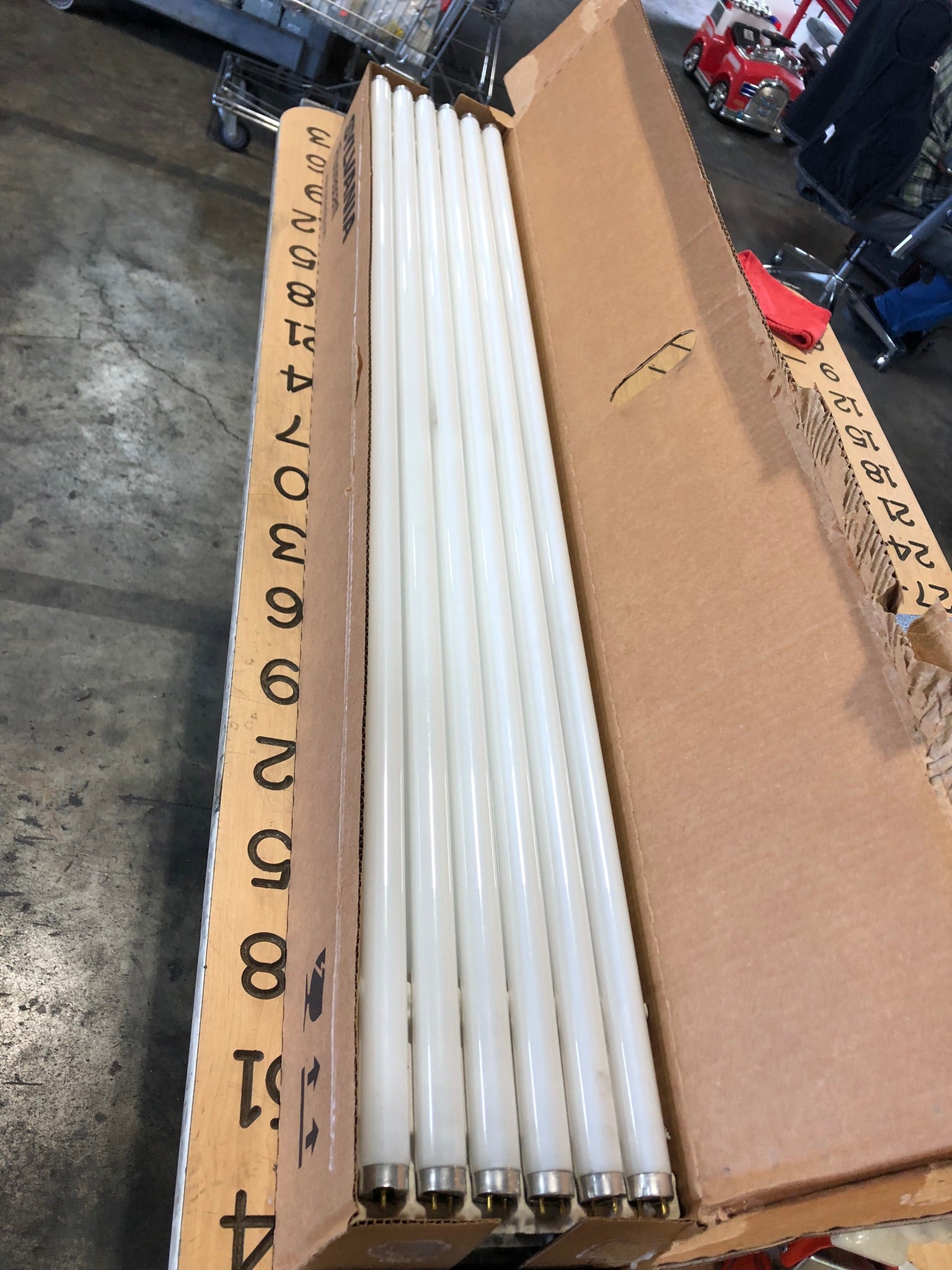 Sylvania FO32/V50/ECO Light Bulbs Medium Bi-Pin 5000K T8 32W - Box of 30
