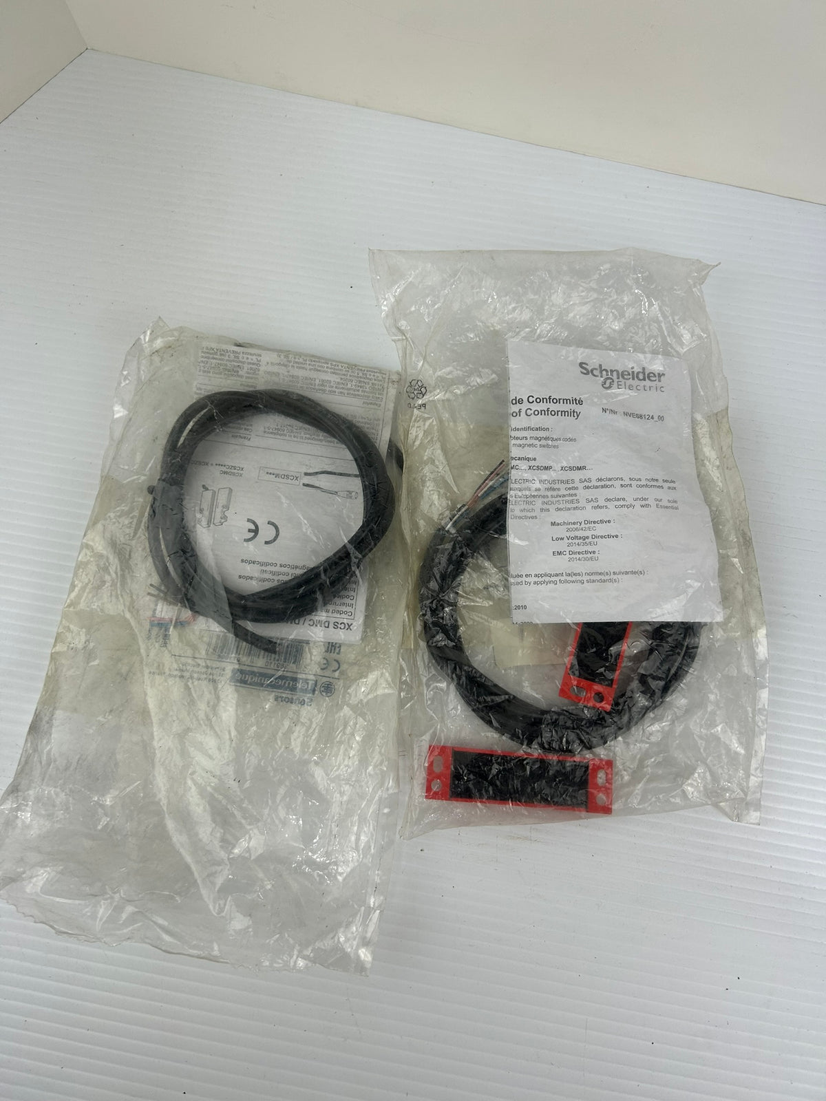 Telemecanique XCS-DMP7012 Magnetic Safety Switch Sensor 24VDC 2M Cable Lot of 2