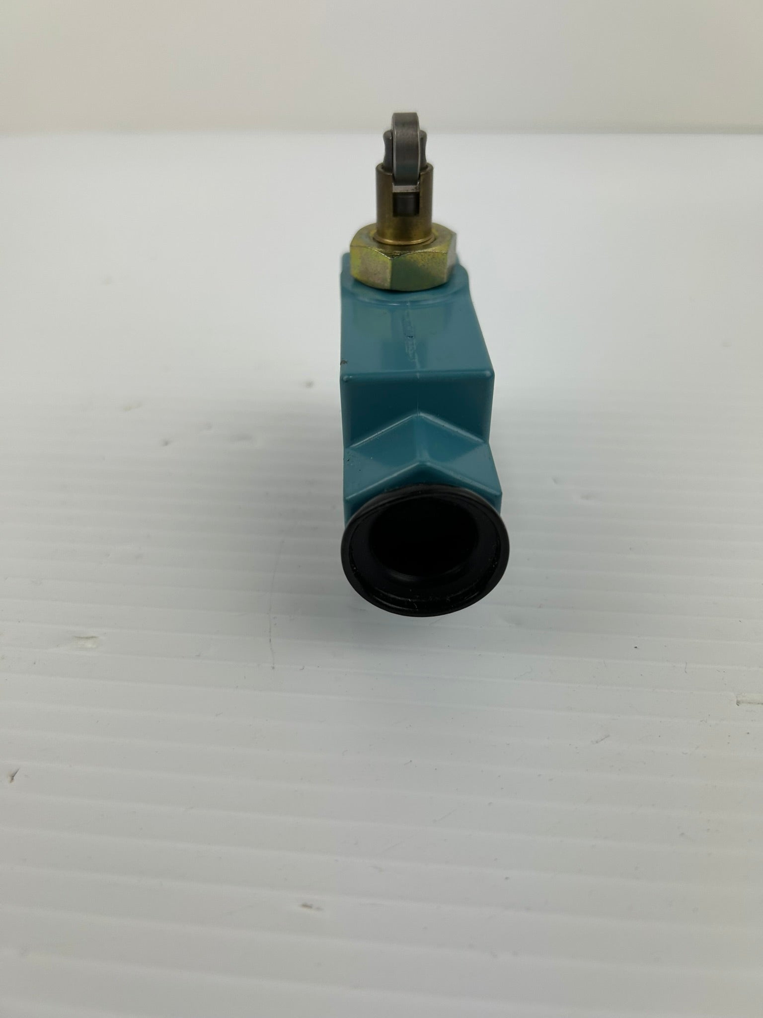 Honeywell BZE6-2RQ841 Micro Limit Switch with Roller