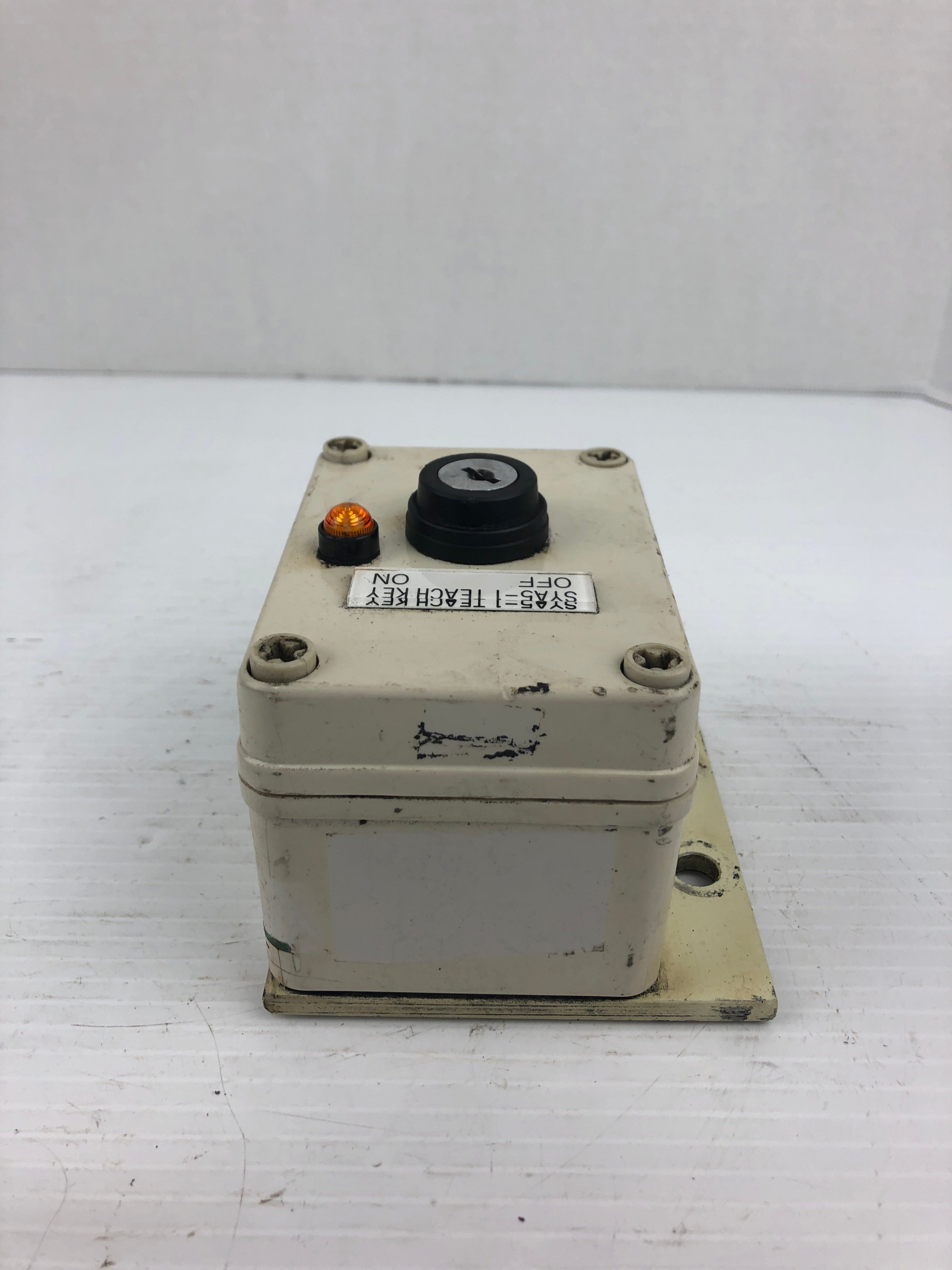 Idec HW-CB10 Control Box with Key Switch - Missing Key