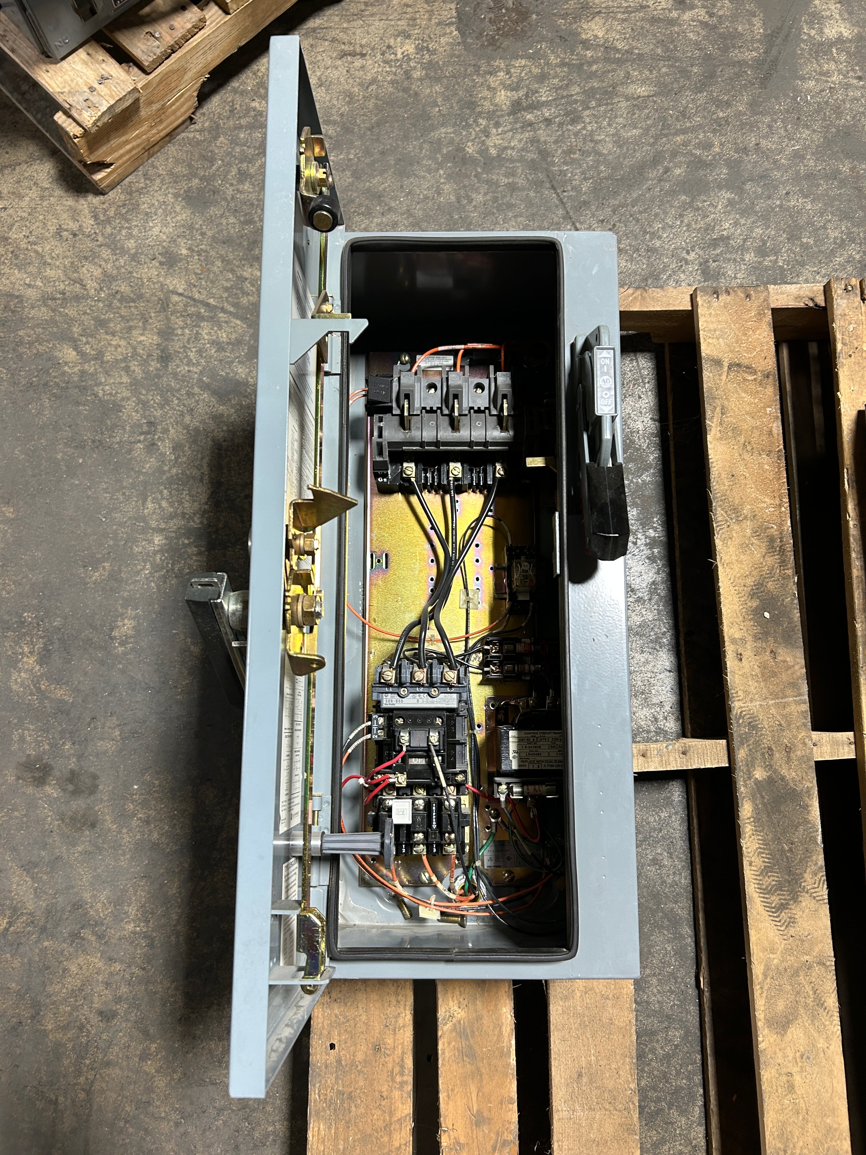 Allen Bradley Size 1 Combination Motor Controller Starter 512-BDB-6P Series D