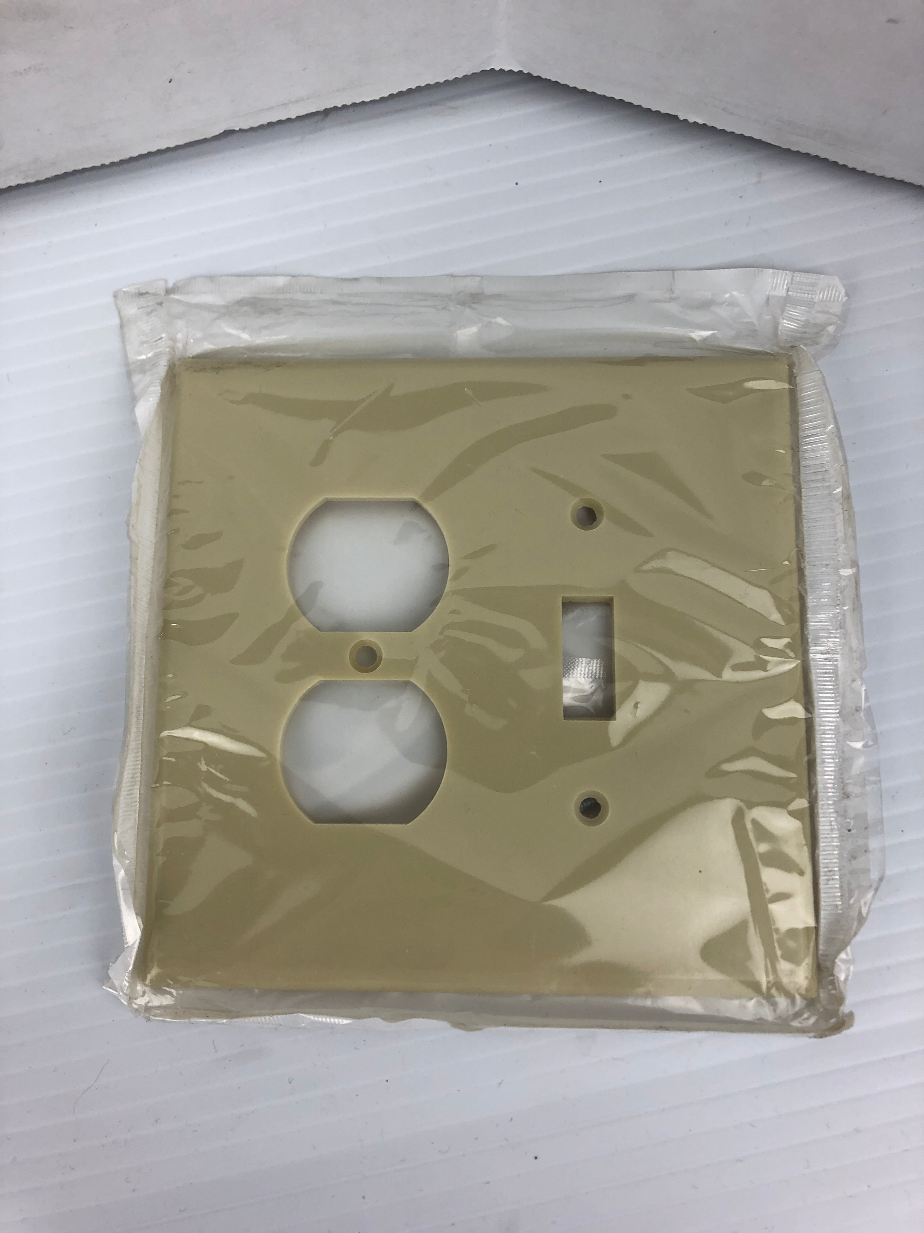 Leviton 86105 Ivory 2 Gang Wall Plate Single Toggle/Duplex Oversized - Lot of 25