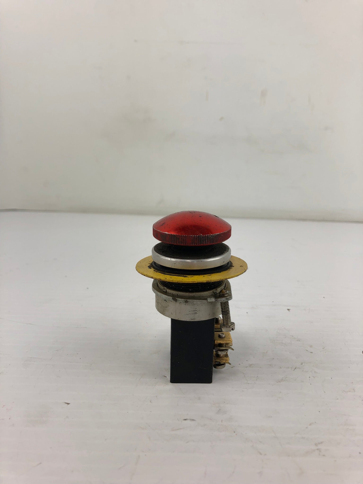 Elan Switch VDE0660 ENA 6A 380V Red Turn Button