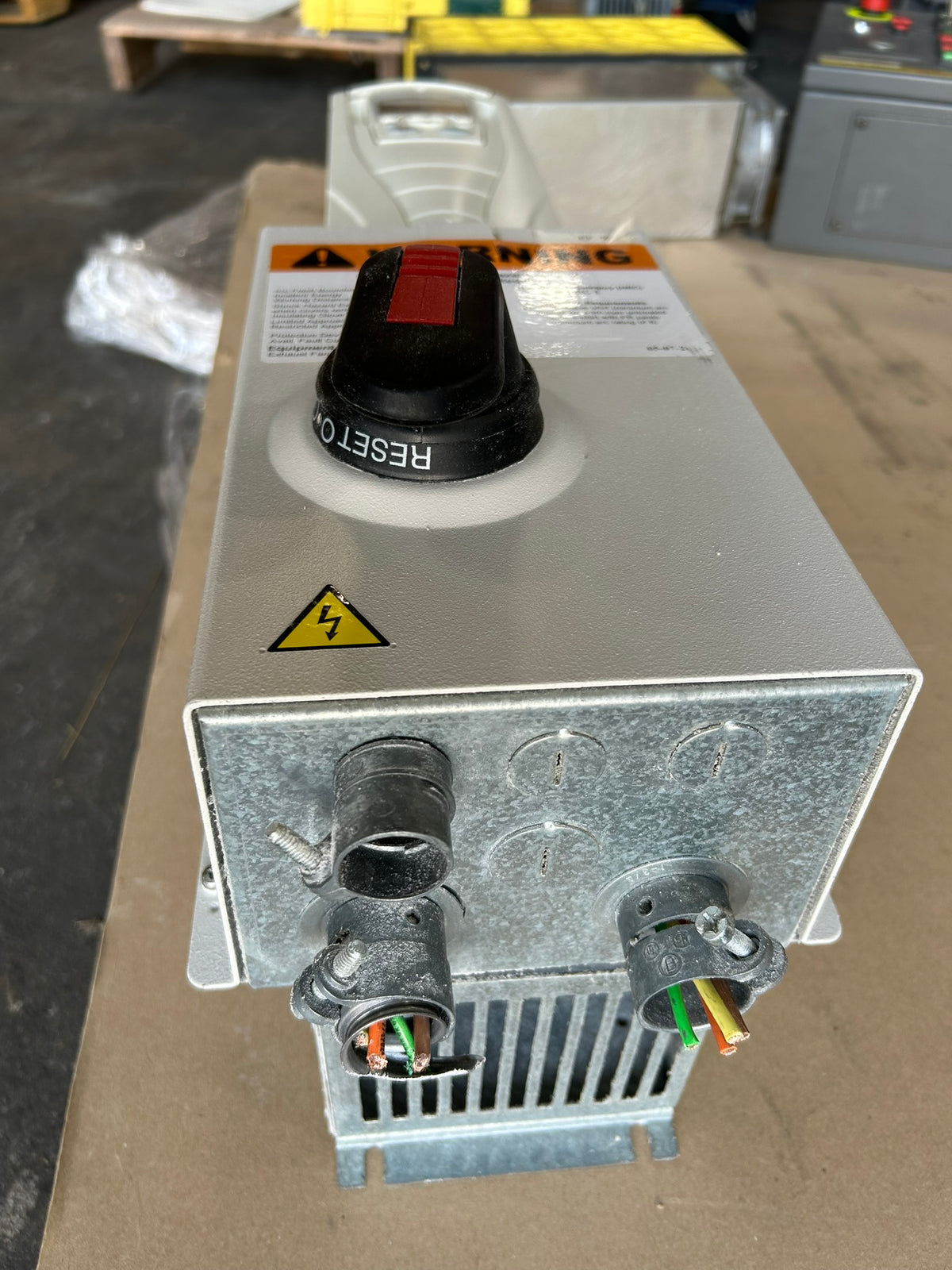 ABB ACH550-PCR-08A8-4 VFD Drive 480V 3PH 5HP with Disconnect Switch Enclosure